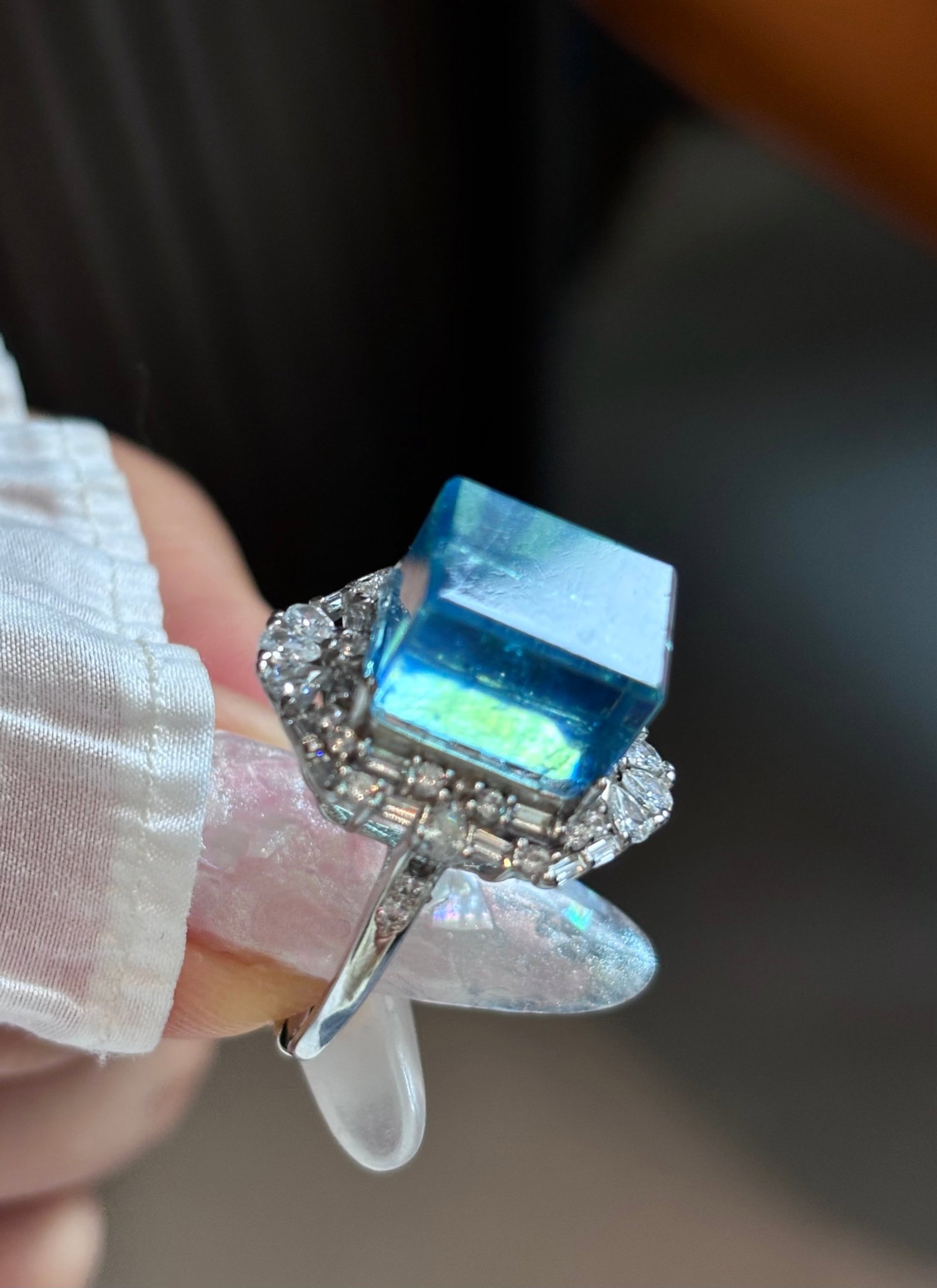 An Exquisite Sterling Silver Inlaid Aquamarine Ring: An Exquisite Sterling Silver Inlaid Aquamarine Ring,Size:0.5inx0.4in,Weight:5.3g 纯银镶海蓝宝戒指