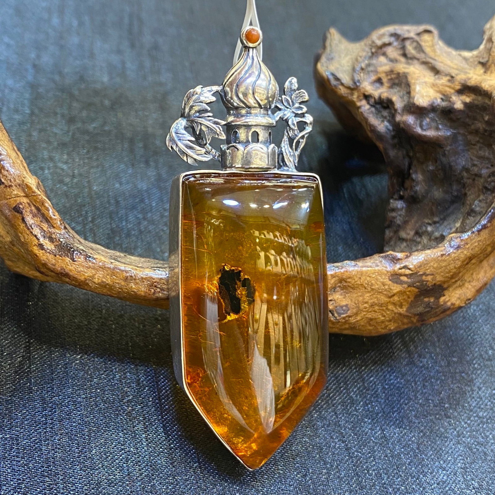 An Exquisite Beeswax Inlaid Silver Necklace: An Exquisite Beeswax Inlaid Silver Necklace,Size:1in,Weight:18g 蜜蜡镶银项链