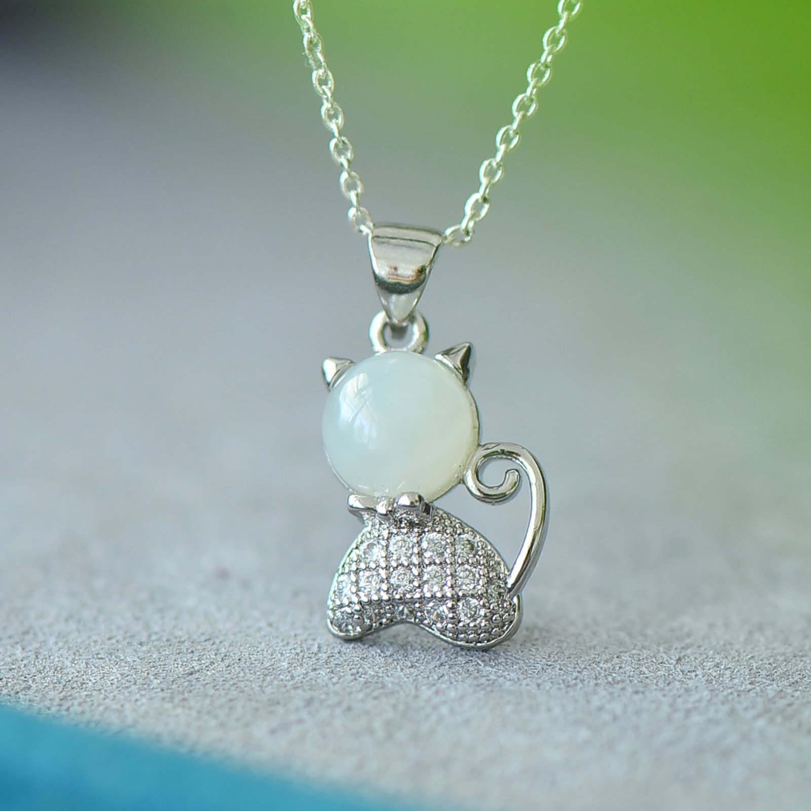 An Exquisite Bronze Inlaid White Jade è Necklace: An Exquisite Bronze Inlaid White Jade 猫 Necklace,Size:0.3inx0.3in 铜镶白玉猫项链