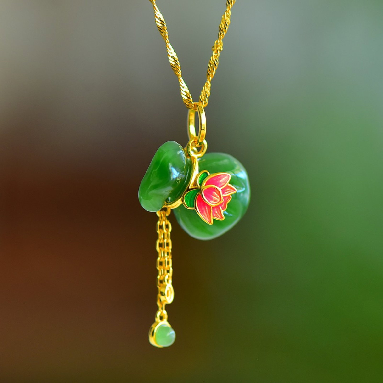 An Exquisite Sterling Silver Inlaid Jasper Flower Pattern Necklace: An Exquisite Sterling Silver Inlaid Jasper Flower Pattern Necklace 纯银镶碧玉花卉纹项链