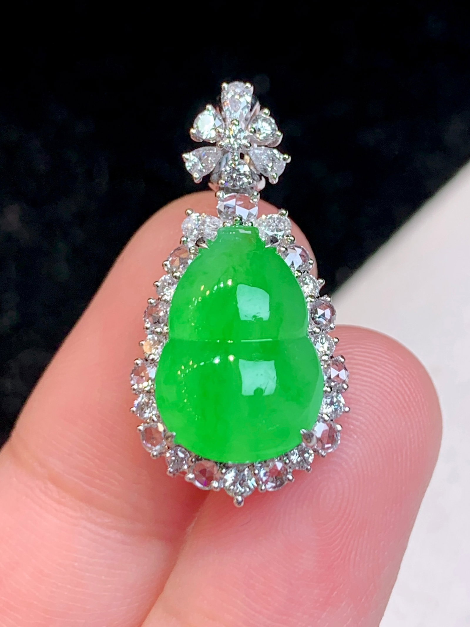 An Exquisite 18k Gold Diamond Inlaid Jadeite Pendant: An Exquisite 18k Gold Diamond Inlaid Jadeite Pendant,Size(Loose Stone):0.5inx0.4inx0.1in 18k金钻镶嵌翡翠吊坠