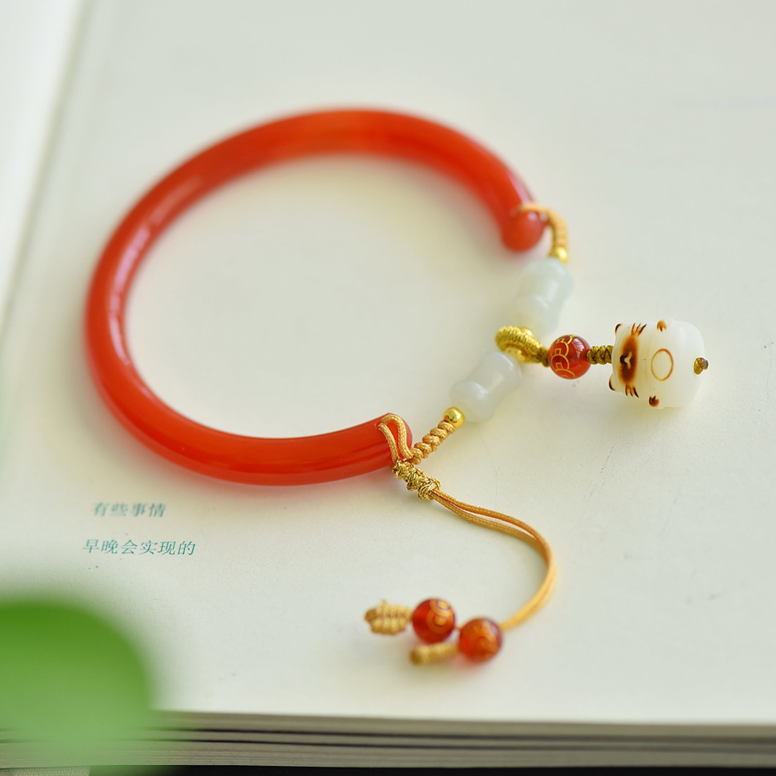 An Exquisite Sterling Silver-Gold Plated Inlaid Red Agate Bracelet: An Exquisite Sterling Silver-Gold Plated Inlaid Red Agate Bracelet