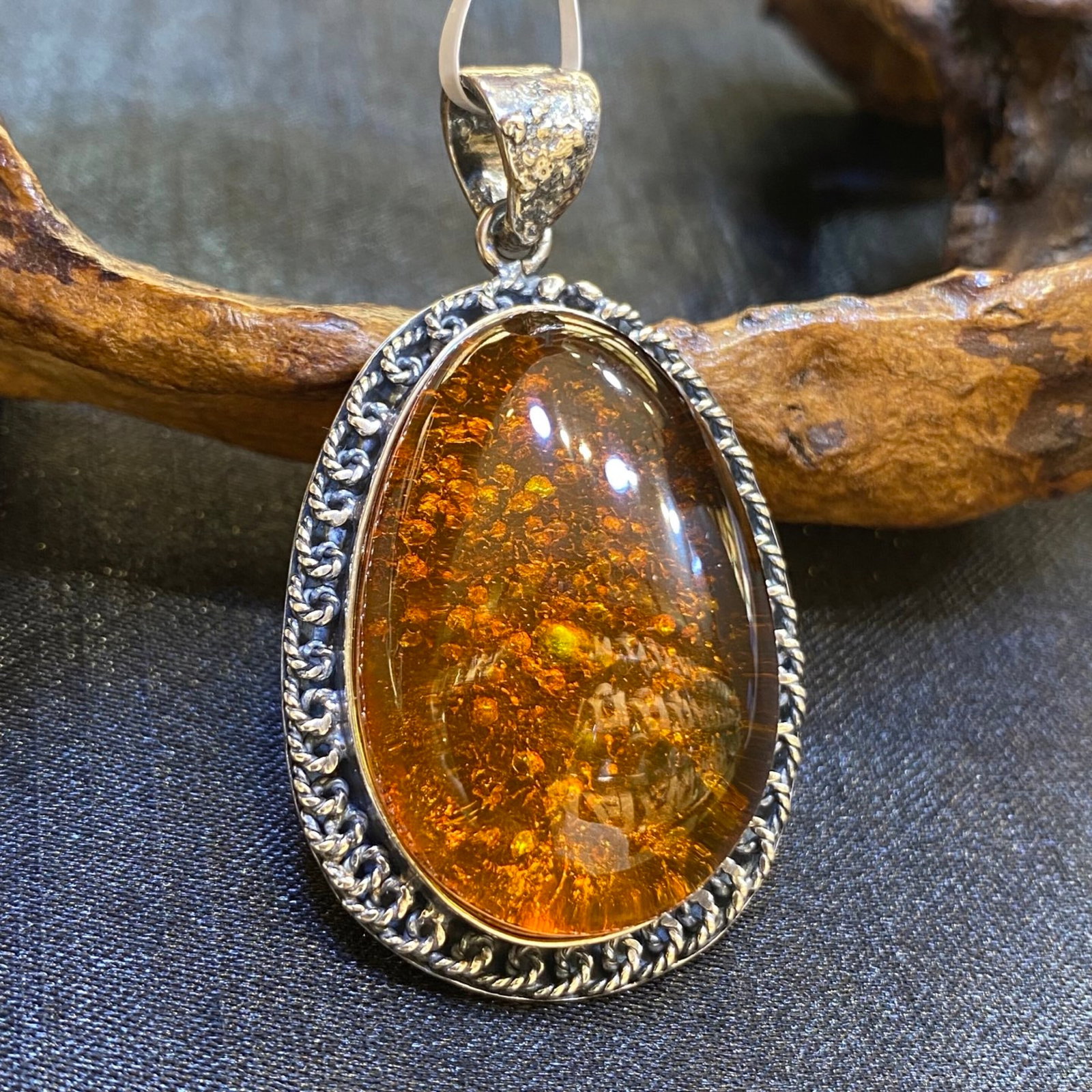 An Exquisite Beeswax Inlaid Silver Necklace: An Exquisite Beeswax Inlaid Silver Necklace,Size:1.2in,Weight:13.3g 蜜蜡镶银项链