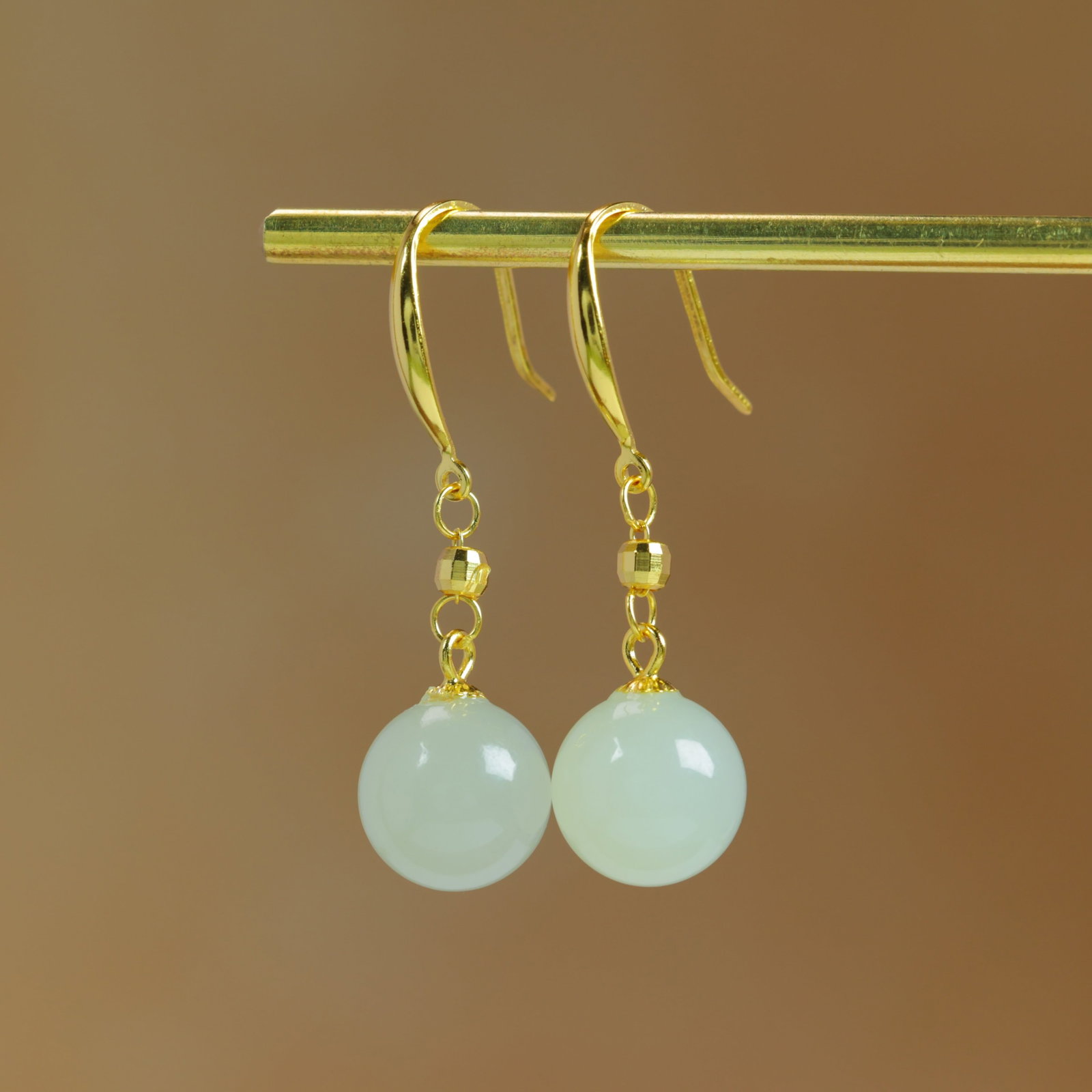 A Pair of Exquisite Sterling Silver-Gold Plated Inlaid White Jade Earrings: A Pair of Exquisite Sterling Silver-Gold Plated Inlaid White Jade Earrings,Size:0.4inx0.4in 一对纯银镀金镶白玉耳环