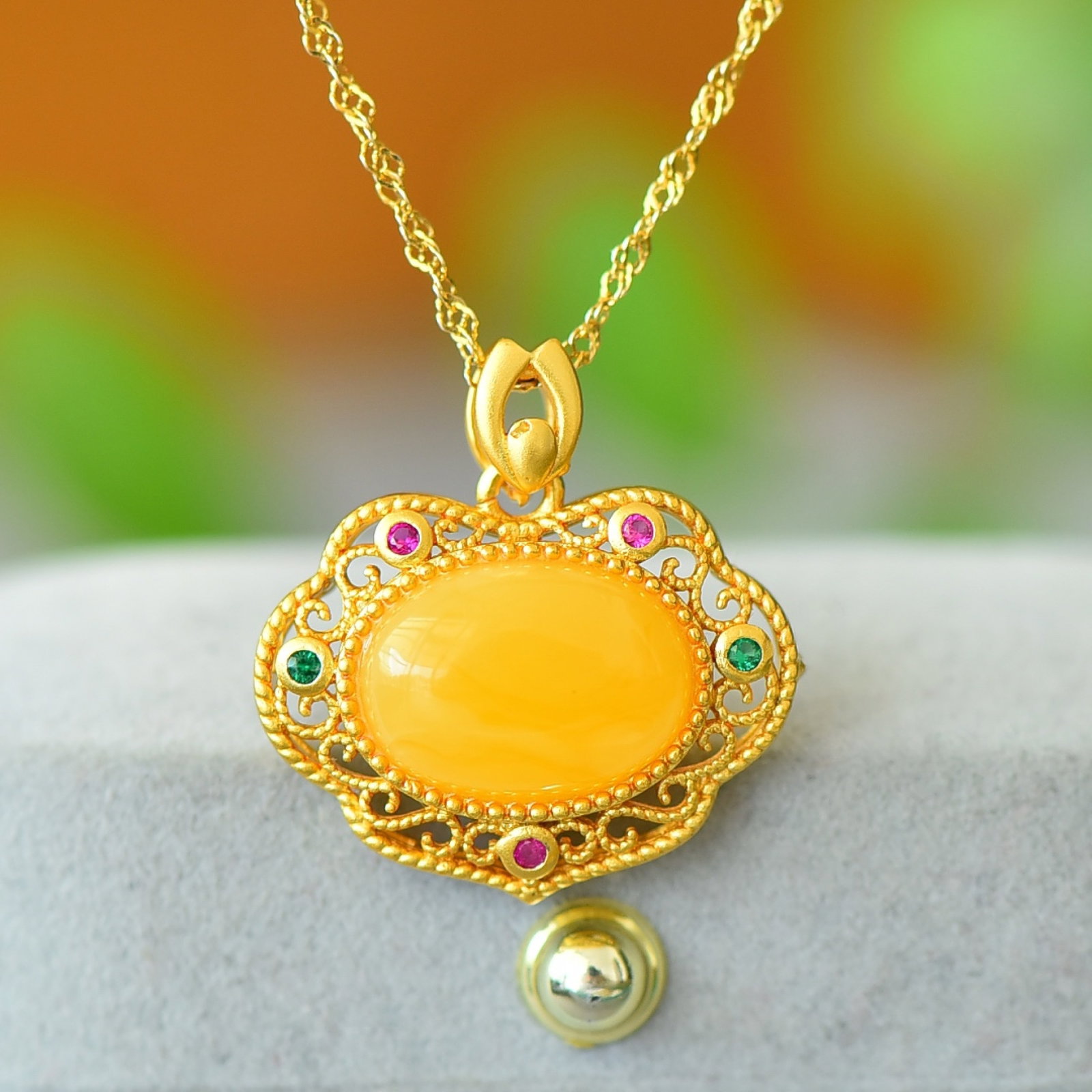 An Exquisite Bronze-Gold Plated Inlaid Beeswax Necklace: An Exquisite Bronze-Gold Plated Inlaid Beeswax Necklace,Size:0.4inx0.6in 铜镀金镶蜜蜡项链