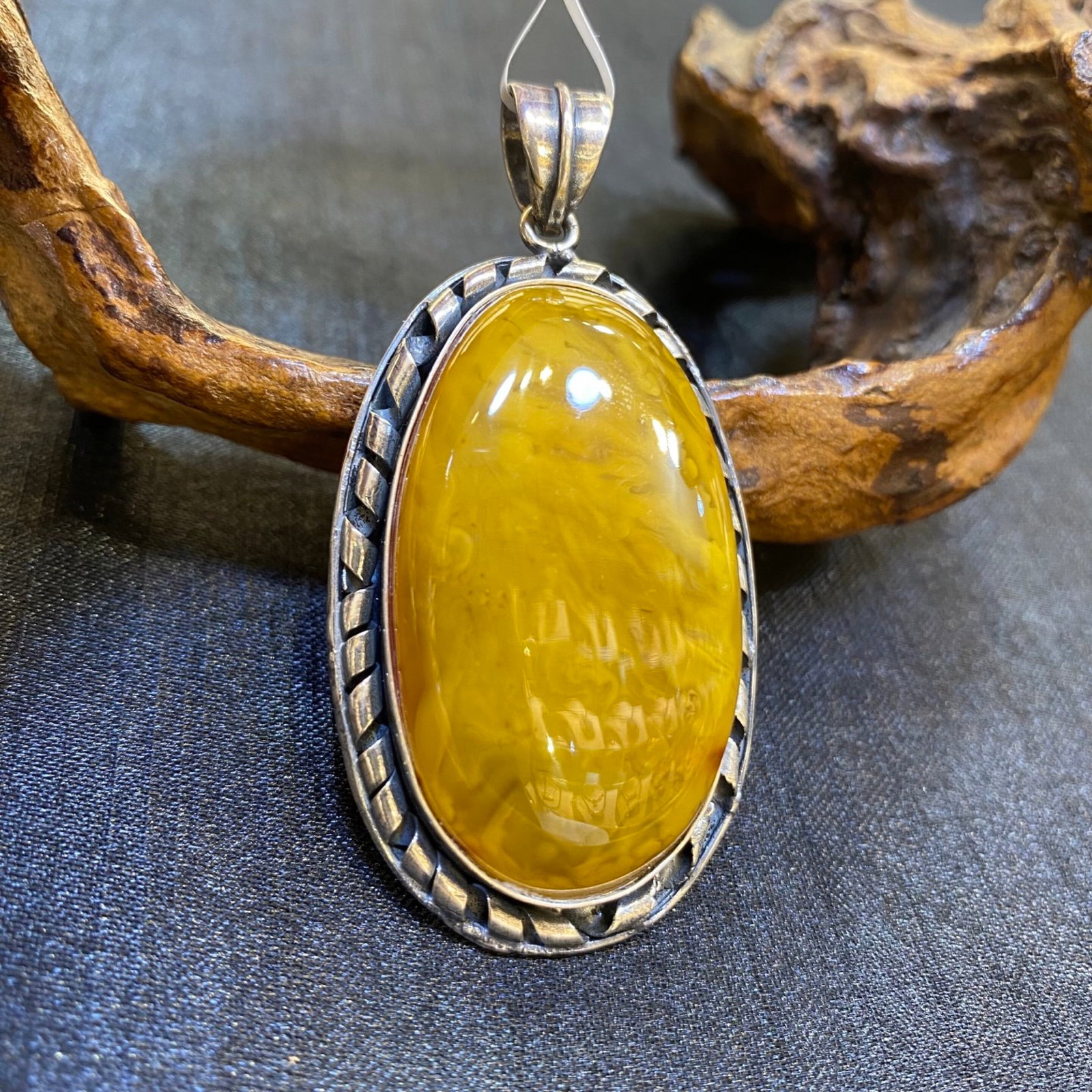 An Exquisite Beeswax Inlaid Silver Necklace: An Exquisite Beeswax Inlaid Silver Necklace,Size:1.2in,Weight:20.3g 蜜蜡镶银项链