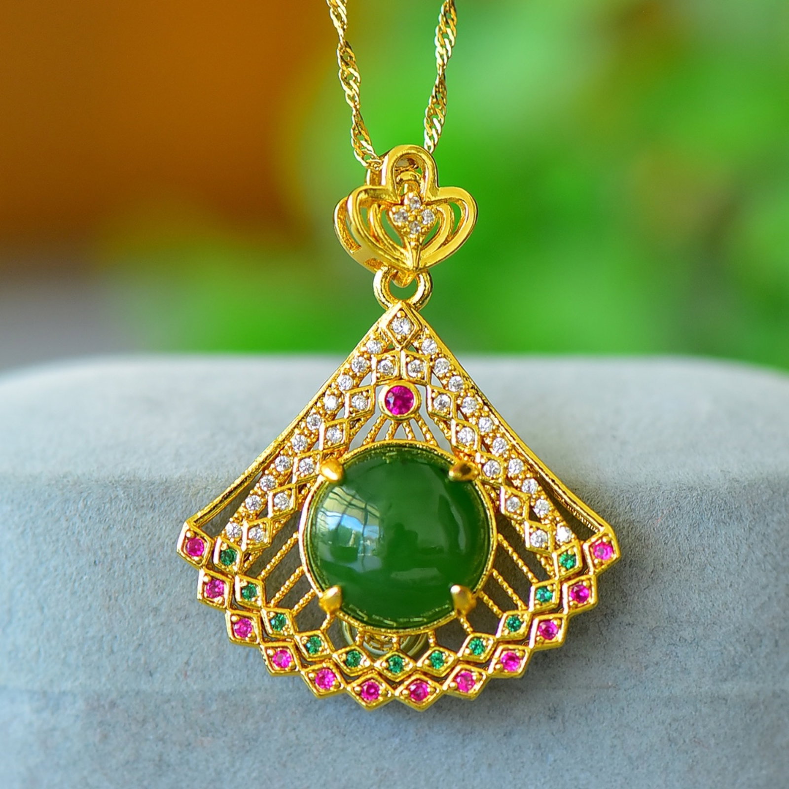 An Exquisite Bronze-Gold Plated Inlaid Jasper Necklace: An Exquisite Bronze-Gold Plated Inlaid Jasper Necklace,Size:0.5inx0.5in 铜镀金镶碧玉项链