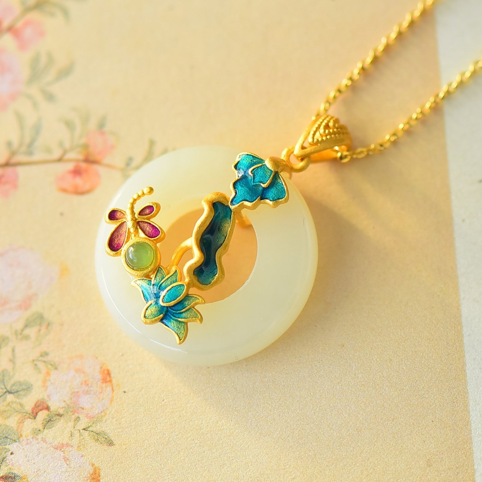 An Exquisite Sterling Silver-Gold Plated Inlaid White Jade Pendant: An Exquisite Sterling Silver-Gold Plated Inlaid White Jade Pendant,Size:1inx1in 纯银镀金镶白玉吊坠