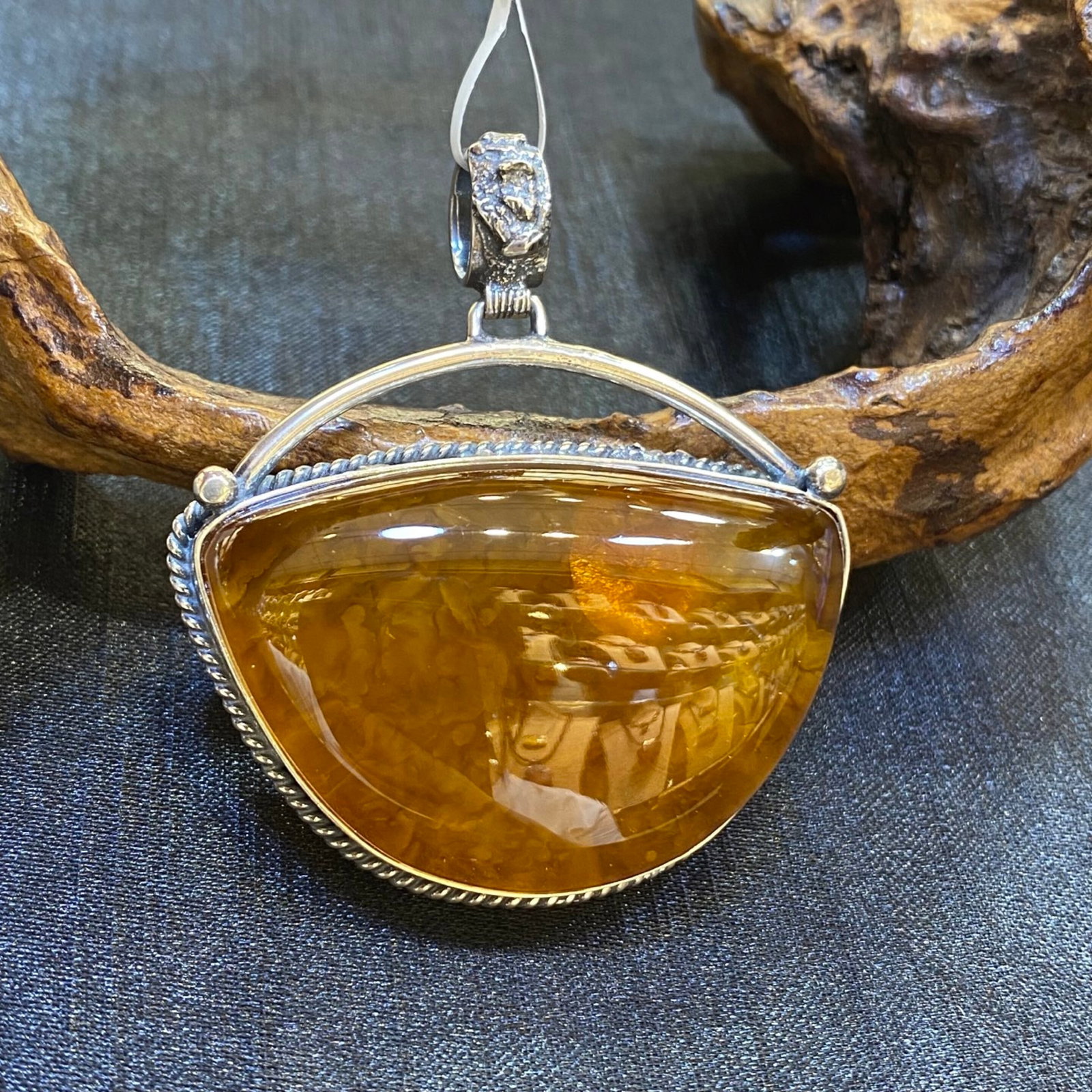 An Exquisite Beeswax Inlaid Silver Necklace: An Exquisite Beeswax Inlaid Silver Necklace,Size:1.8in,Weight:19.6g 蜜蜡镶银项链