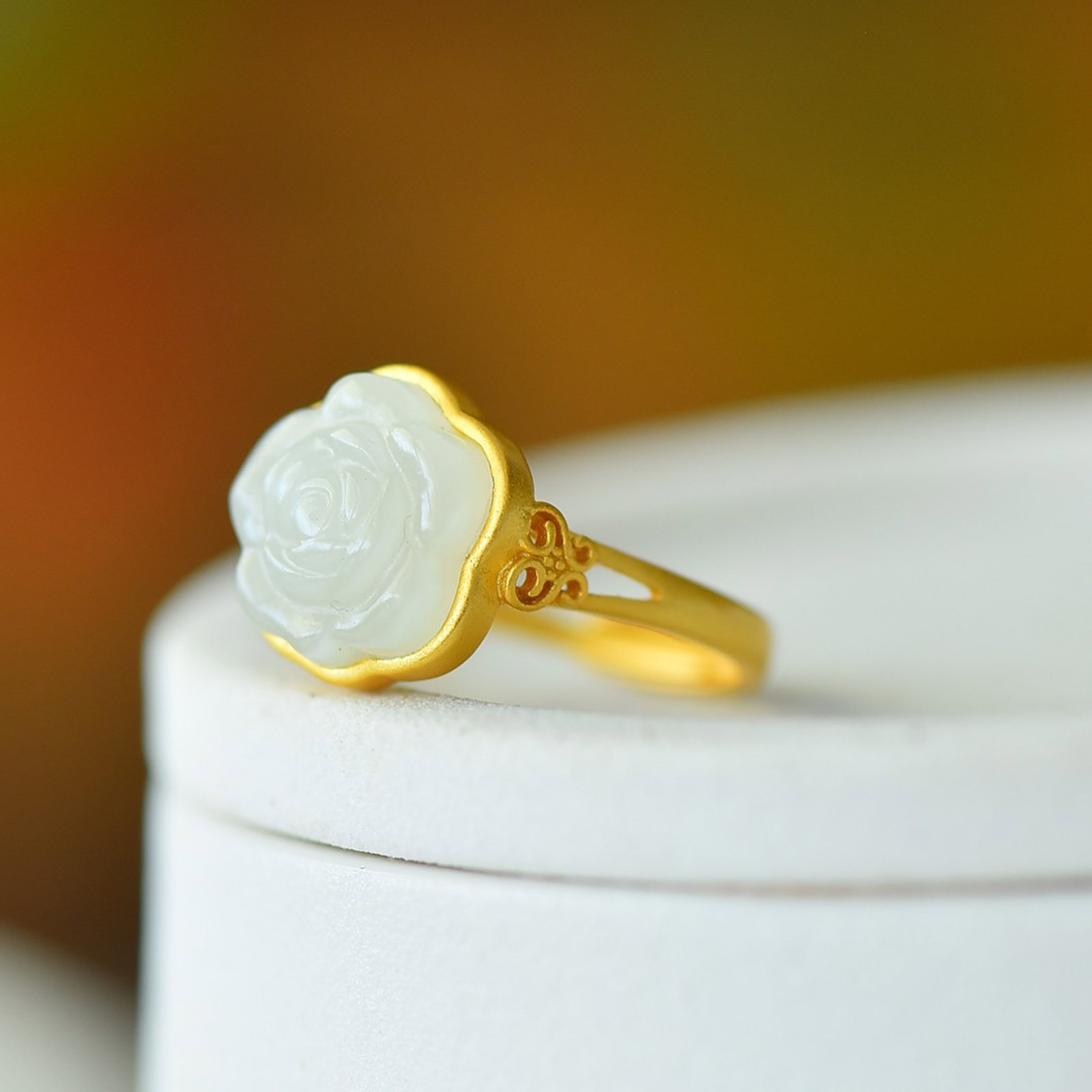 An Exquisite Sterling Silver-Gold Plated Inlaid White Jade Ring: An Exquisite Sterling Silver-Gold Plated Inlaid White Jade Ring,Size:0.5inx0.5in 纯银镀金镶白玉戒指