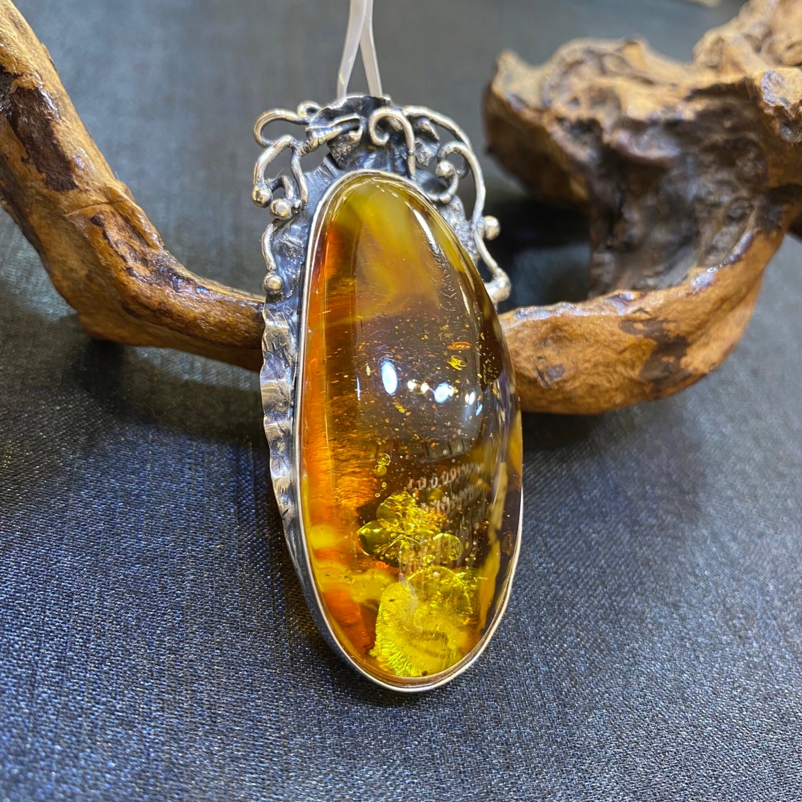 An Exquisite Beeswax Inlaid Silver Necklace: An Exquisite Beeswax Inlaid Silver Necklace,Size:1in,Weight:18.9g 蜜蜡镶银项链