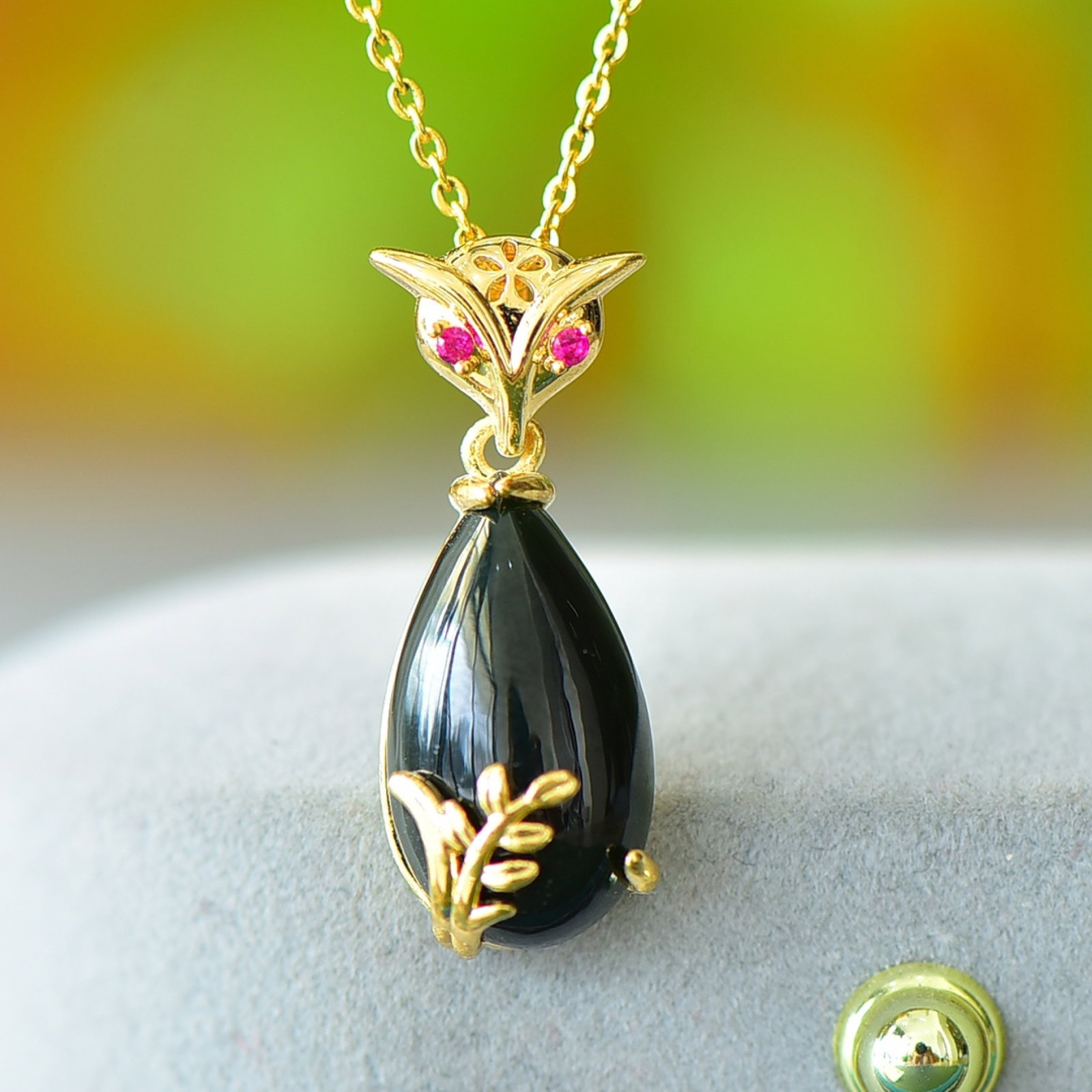 An Exquisite Bronze-Gold Plated Inlaid Green Jade Necklace: An Exquisite Bronze-Gold Plated Inlaid Green Jade Necklace,Size:0.4inx0.7in 铜镀金镶青玉项链