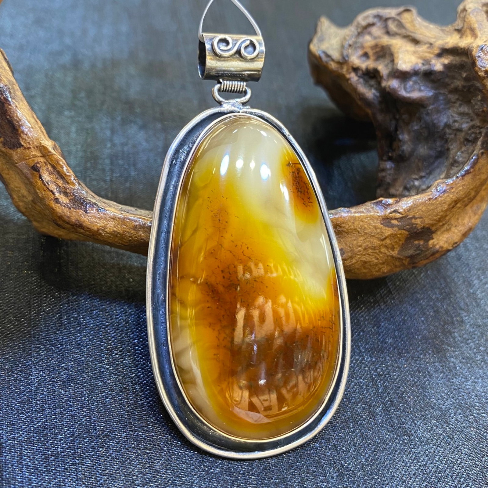 An Exquisite Beeswax Inlaid Silver Necklace: An Exquisite Beeswax Inlaid Silver Necklace,Size:1.3in,Weight:18.6g 蜜蜡镶银项链