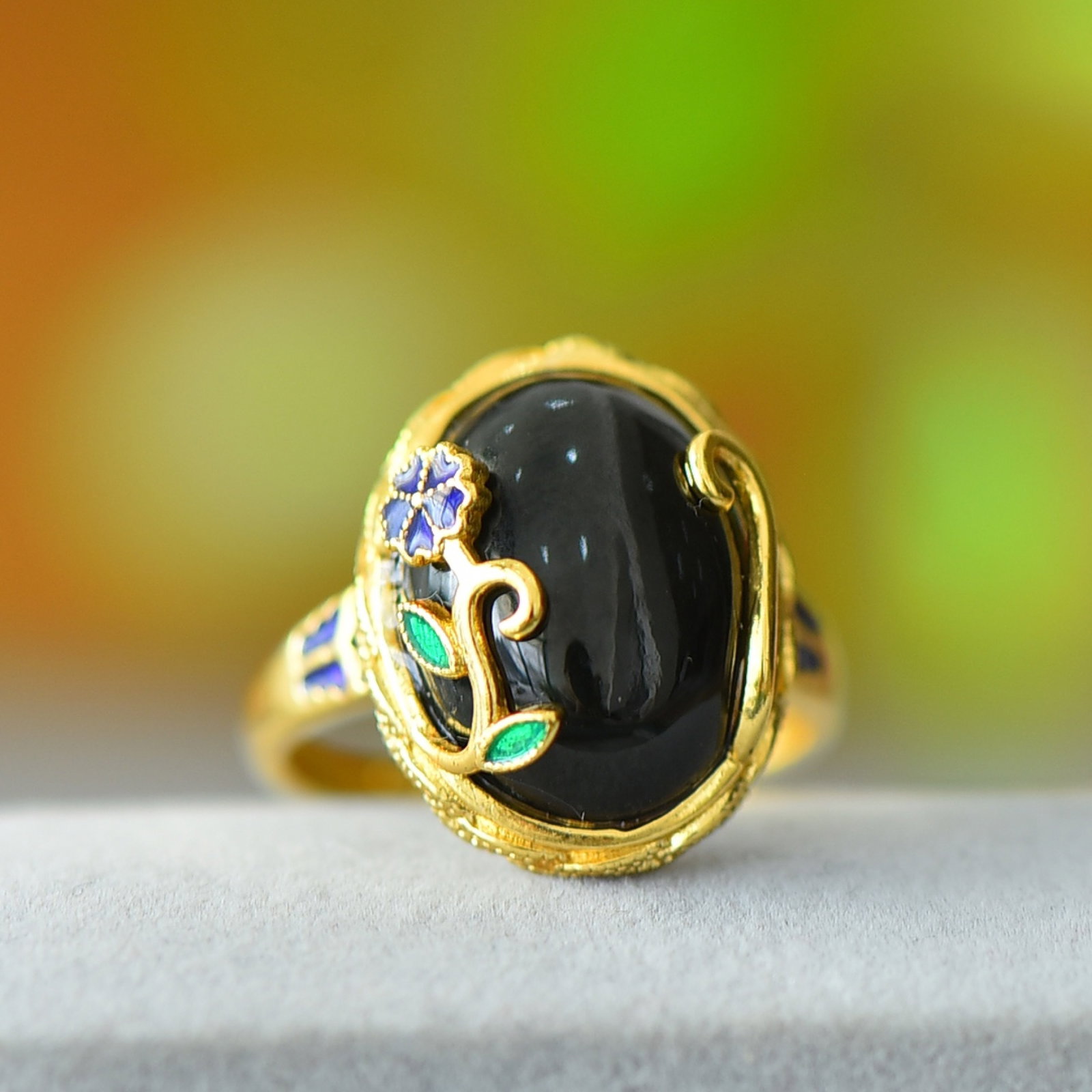 An Exquisite Bronze-Gold Plated Inlaid Green Jade Ring: An Exquisite Bronze-Gold Plated Inlaid Green Jade Ring,Size:0.5inx0.6in 铜镀金镶青玉戒指