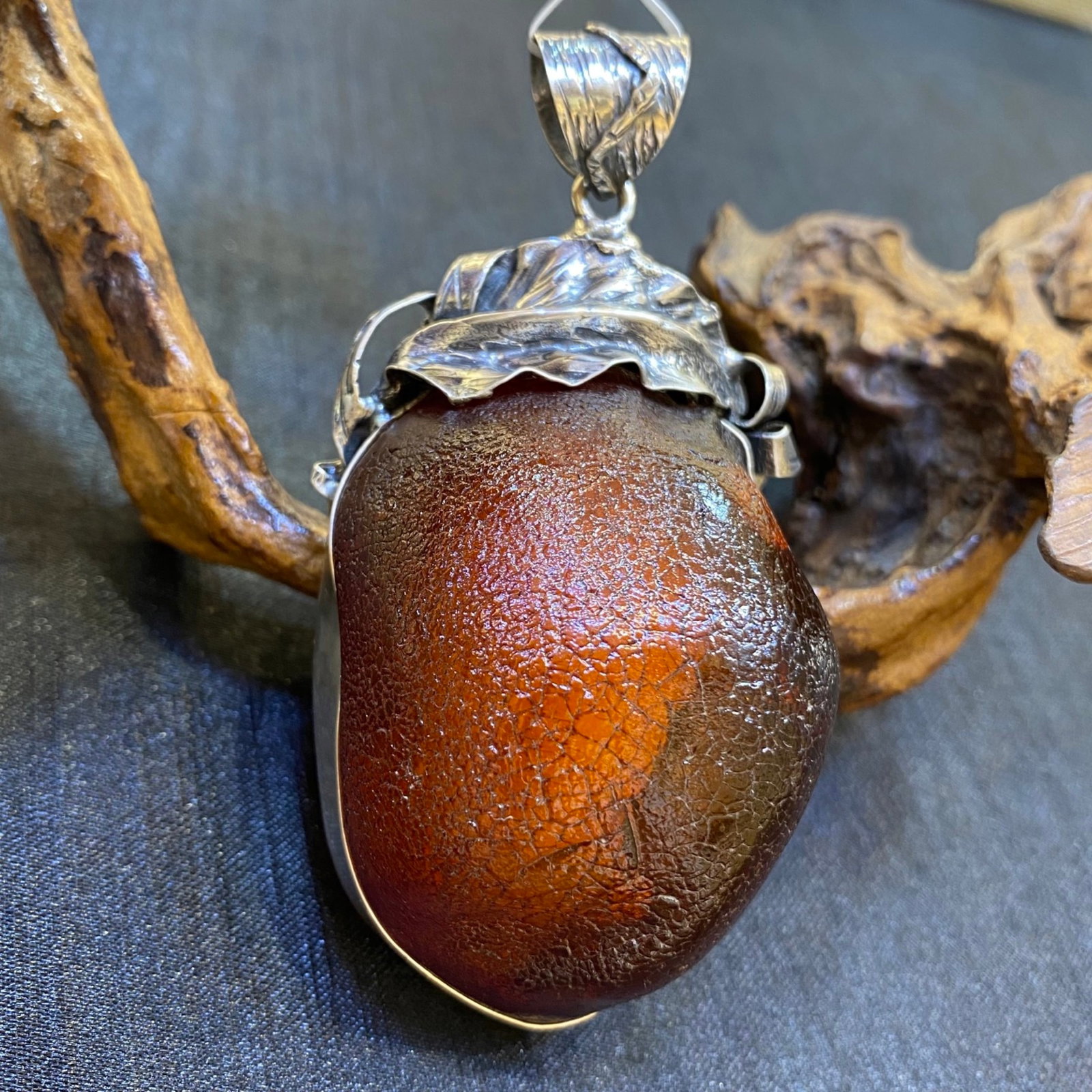 An Exquisite Beeswax Inlaid Silver Necklace: An Exquisite Beeswax Inlaid Silver Necklace,Size:1.6in,Weight:62.6g 蜜蜡镶银项链