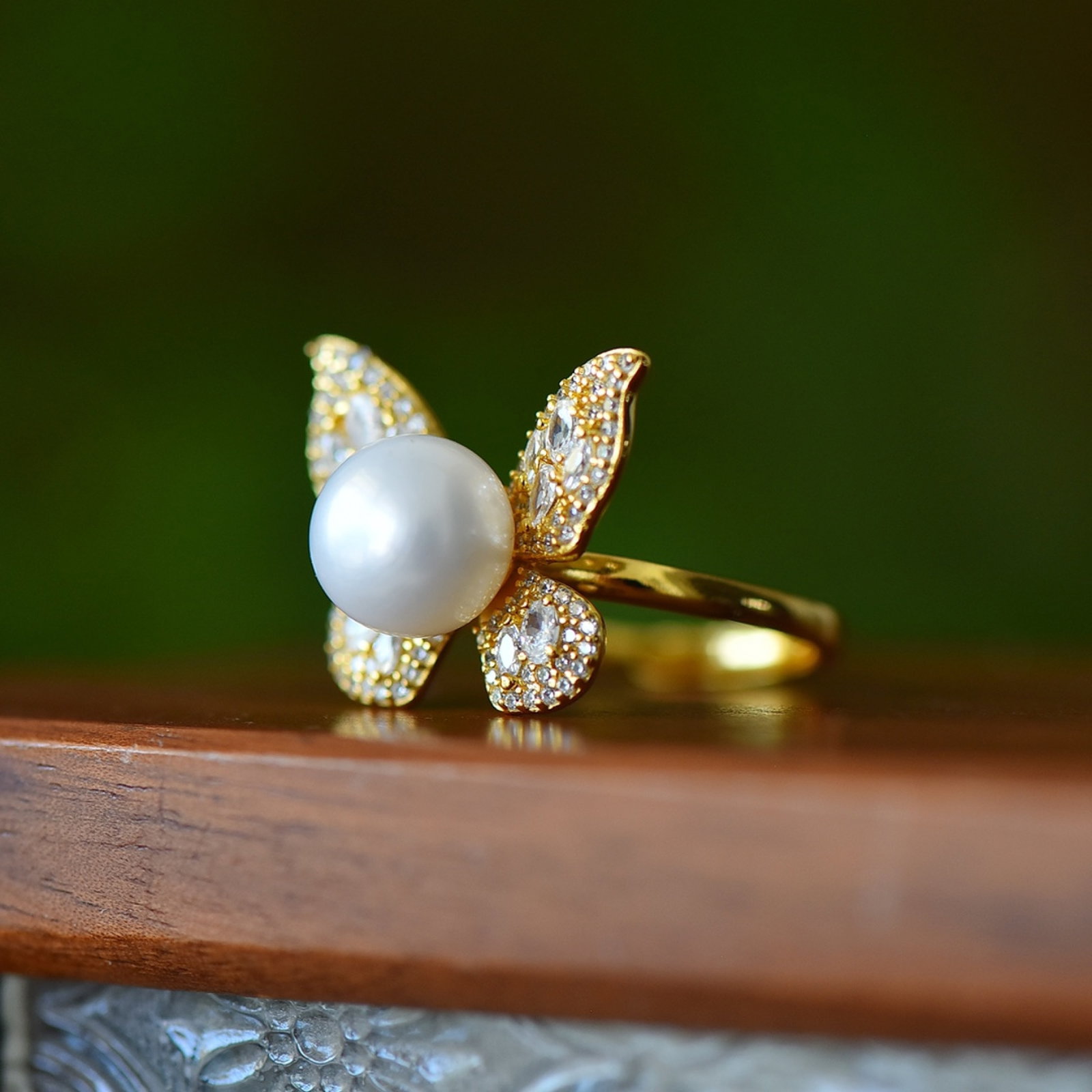 An Exquisite Sterling Silver-Gold Plated Inlaid Pearl Ring,Inlaid Diamond: An Exquisite Sterling Silver-Gold Plated Inlaid Pearl Ring,Inlaid Diamond,Size:0.4inx0.4in 纯银镀金镶珍珠戒指,嵌钻石