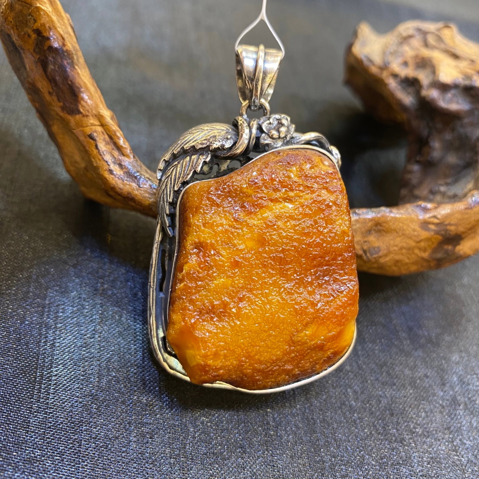 An Exquisite Beeswax Inlaid Silver Necklace: An Exquisite Beeswax Inlaid Silver Necklace,Size:1.1in,Weight:31g 蜜蜡镶银项链