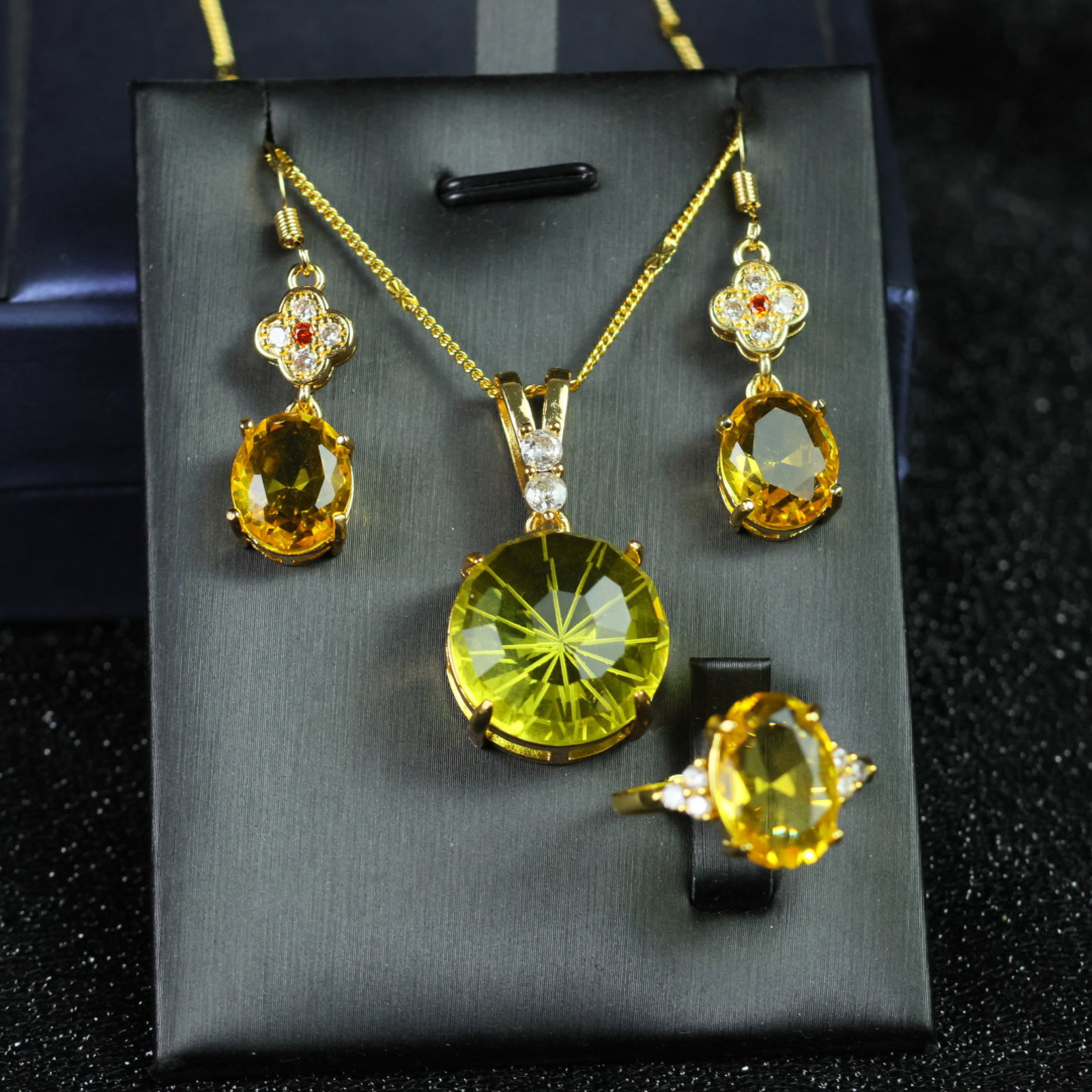 A Set of Fine Jewelry: A Set of Fine Jewelry 一套精美的首饰