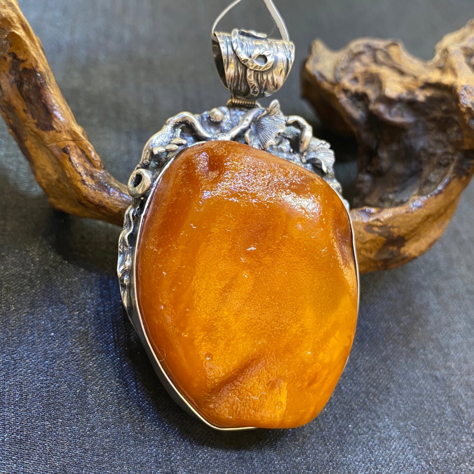An Exquisite Beeswax Inlaid Silver Necklace: An Exquisite Beeswax Inlaid Silver Necklace,Size:1.8in,Weight:41.9g 蜜蜡镶银项链