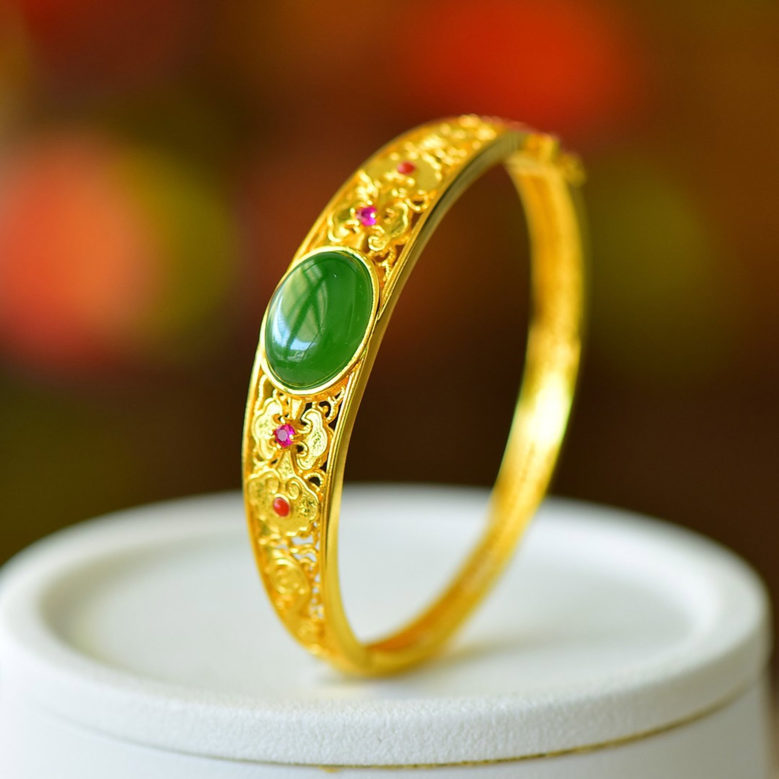 An Exquisite Sterling Silver-Gold Plated Inlaid Jasper Bracelet: An Exquisite Sterling Silver-Gold Plated Inlaid Jasper Bracelet,Size:0.5inx0.6in 纯银镀金镶碧玉手镯