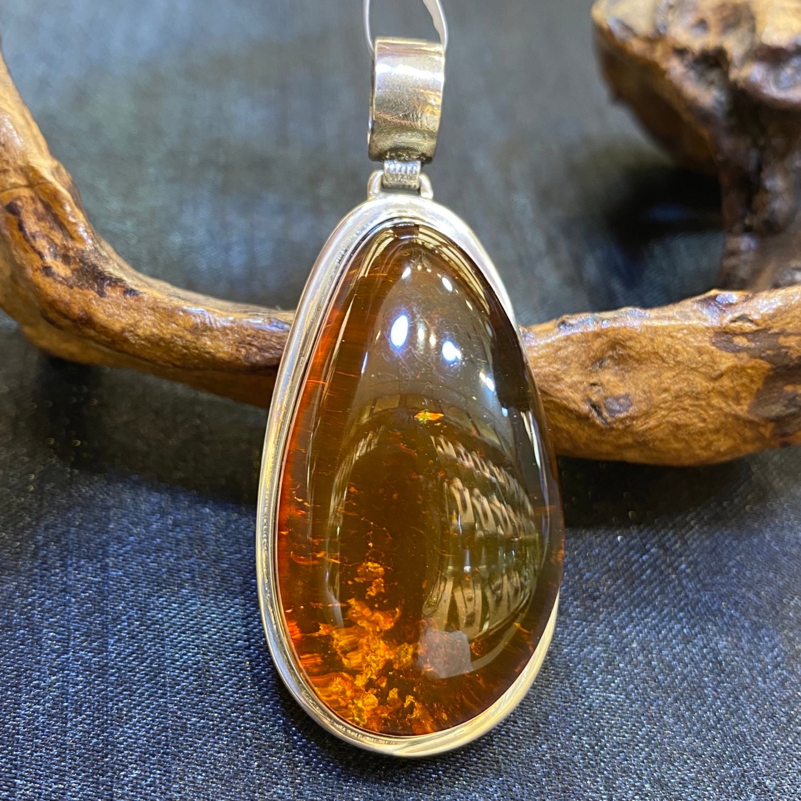 An Exquisite Beeswax Inlaid Silver Necklace: An Exquisite Beeswax Inlaid Silver Necklace,Size:1in,Weight:15g 蜜蜡镶银项链
