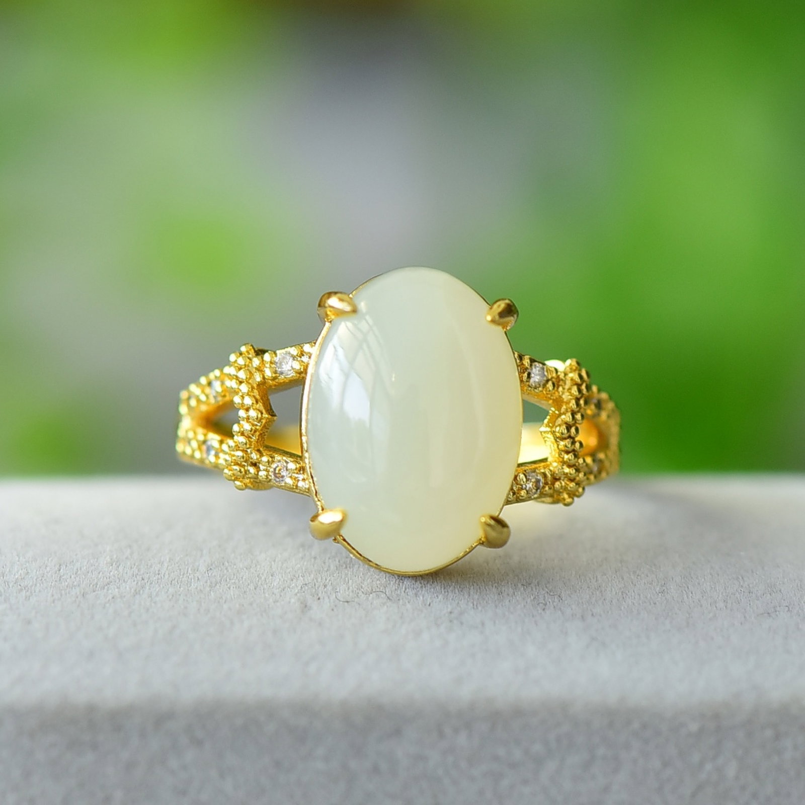 An Exquisite Bronze-Gold Plated Inlaid White Jade Ring: An Exquisite Bronze-Gold Plated Inlaid White Jade Ring,Size:0.4inx0.6in 铜镀金镶白玉戒指