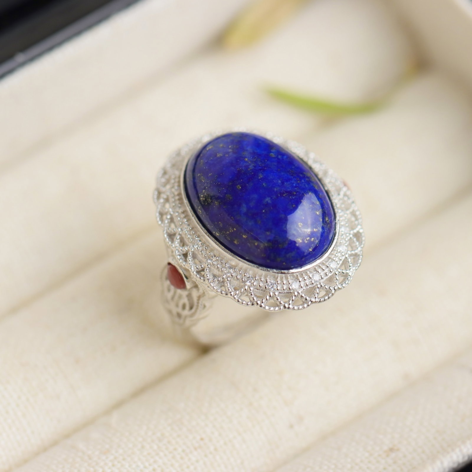 An Exquisite Sterling Silver Inlaid Lapis Lazuli Ring: An Exquisite Sterling Silver Inlaid Lapis Lazuli Ring 纯银镶青金石戒指