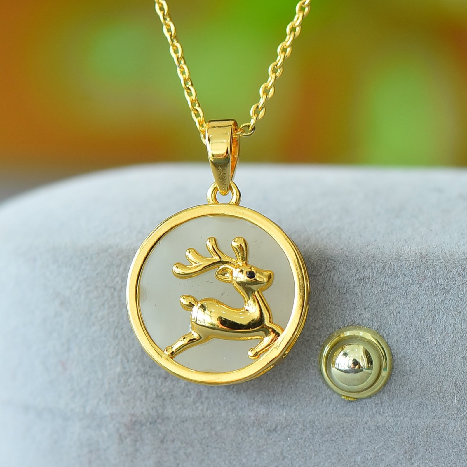 An Exquisite Bronze-Gold Plated Inlaid White Jade Deer Pattern Necklace: An Exquisite Bronze-Gold Plated Inlaid White Jade Deer Pattern Necklace,Size:0.6inx0.6in 铜镀金镶白玉鹿纹项链