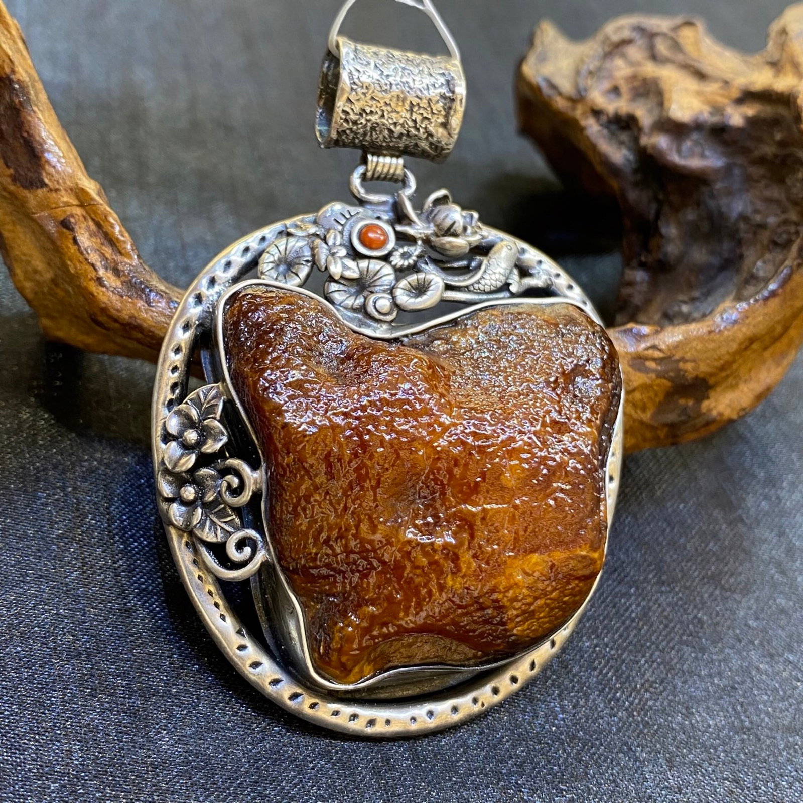 An Exquisite Beeswax Inlaid Silver Necklace: An Exquisite Beeswax Inlaid Silver Necklace,Size:2in,Weight:36.3g 蜜蜡镶银项链
