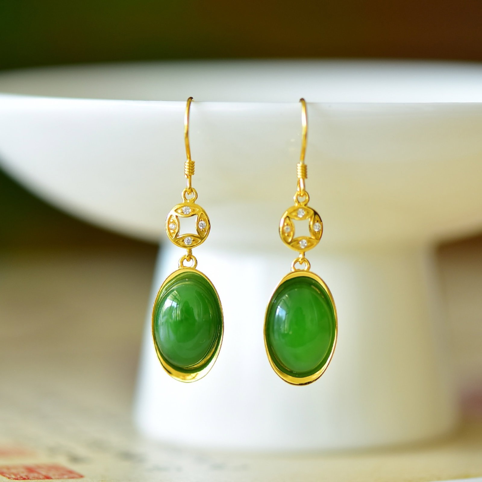 A Pair of Exquisite Sterling Silver-Gold Plated Inlaid Jasper Earrings: A Pair of Exquisite Sterling Silver-Gold Plated Inlaid Jasper Earrings,Size:0.4inx0.6in 一对纯银镀金镶碧玉耳环