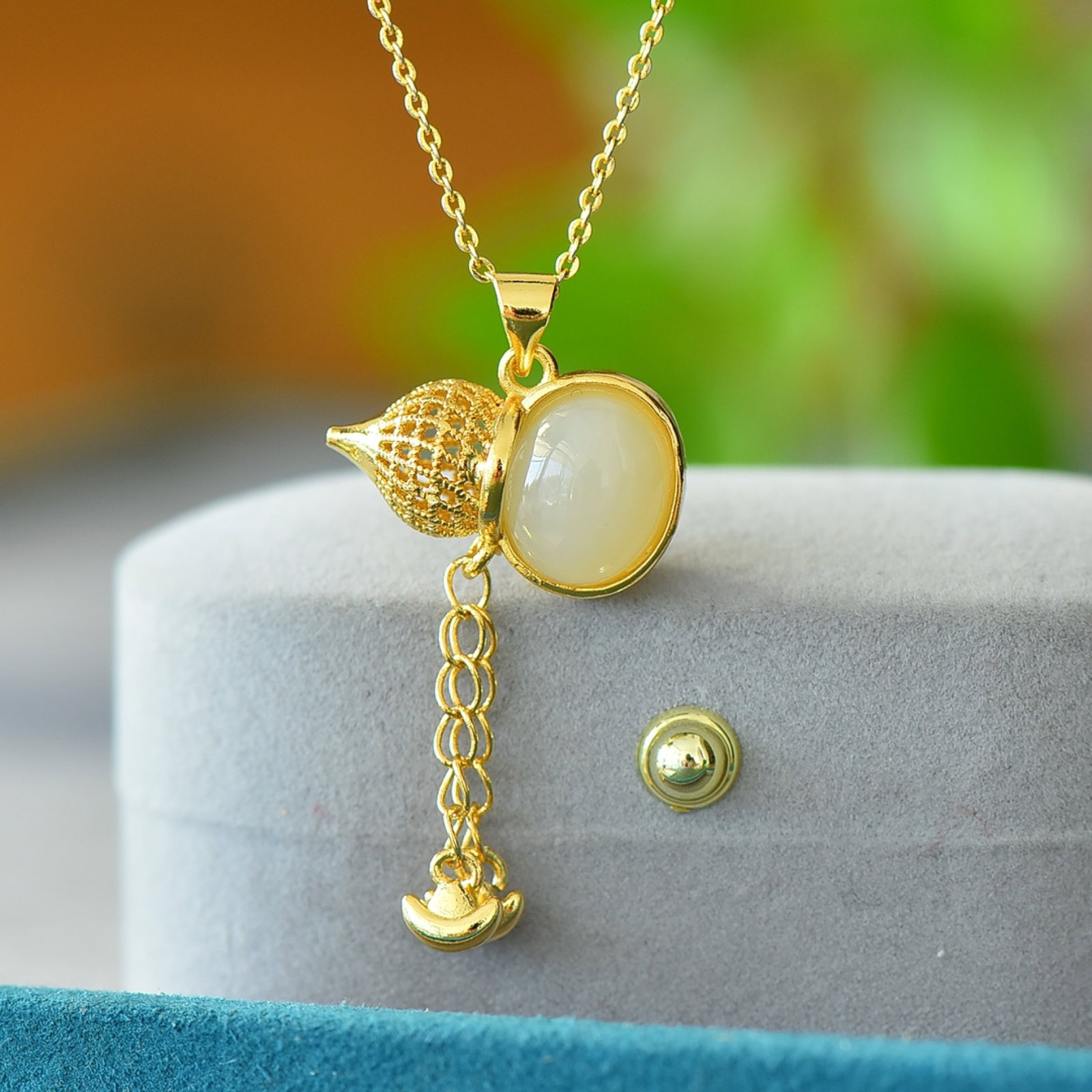 An Exquisite Bronze-Gold Plated Inlaid White Jade Gourd Necklace: An Exquisite Bronze-Gold Plated Inlaid White Jade Gourd Necklace,Size:0.4inx0.5in 铜镀金镶白玉葫芦项链