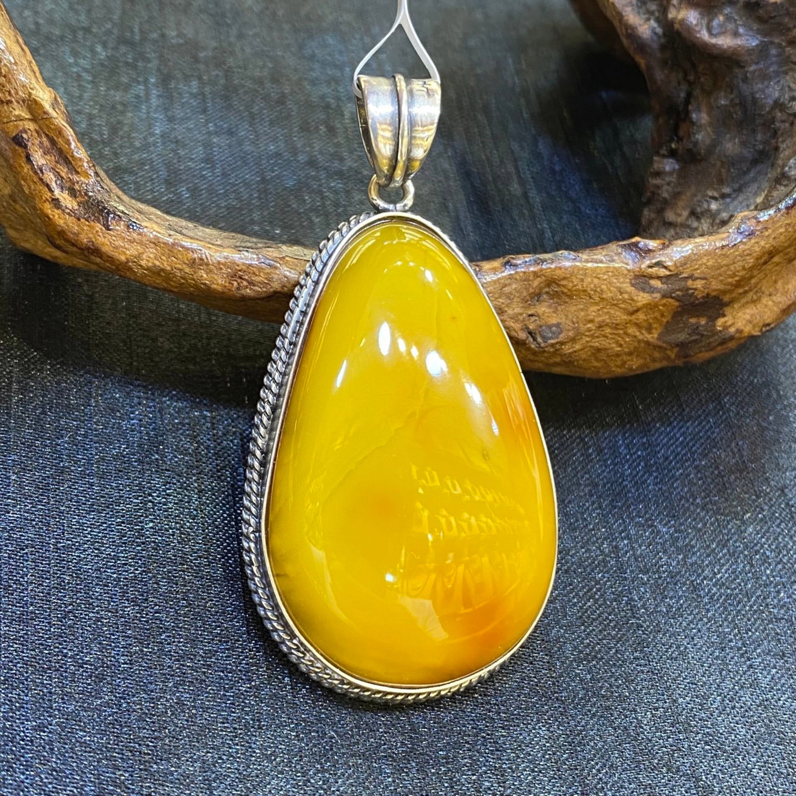 An Exquisite Beeswax Inlaid Silver Necklace: An Exquisite Beeswax Inlaid Silver Necklace,Size:1.1in,Weight:15.5g 蜜蜡镶银项链
