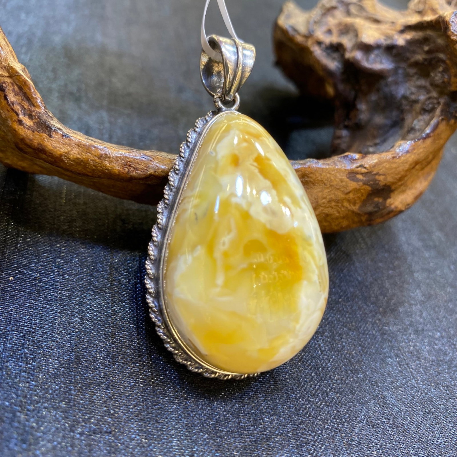 An Exquisite Beeswax Inlaid Silver Necklace: An Exquisite Beeswax Inlaid Silver Necklace,Size:1in,Weight:19.5g 蜜蜡镶银项链