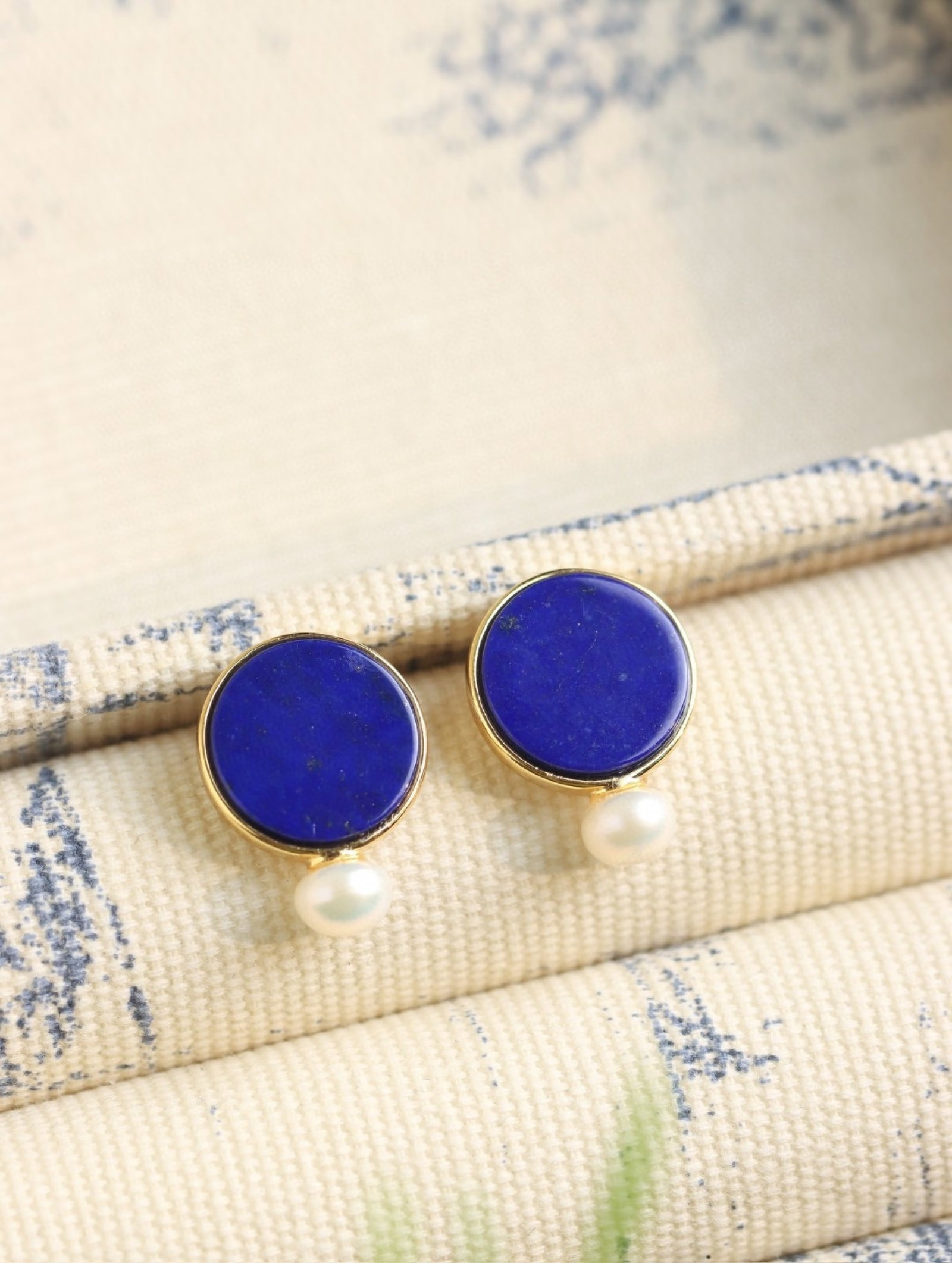 A Pair of Exquisite Sterling Silver-Gold Plated Inlaid Lapis Lazuli Earrings, Inlaid Pearls: A Pair of Exquisite Sterling Silver-Gold Plated Inlaid Lapis Lazuli Earrings, Inlaid Pearls 一对纯银镀金镶青金石耳环,嵌