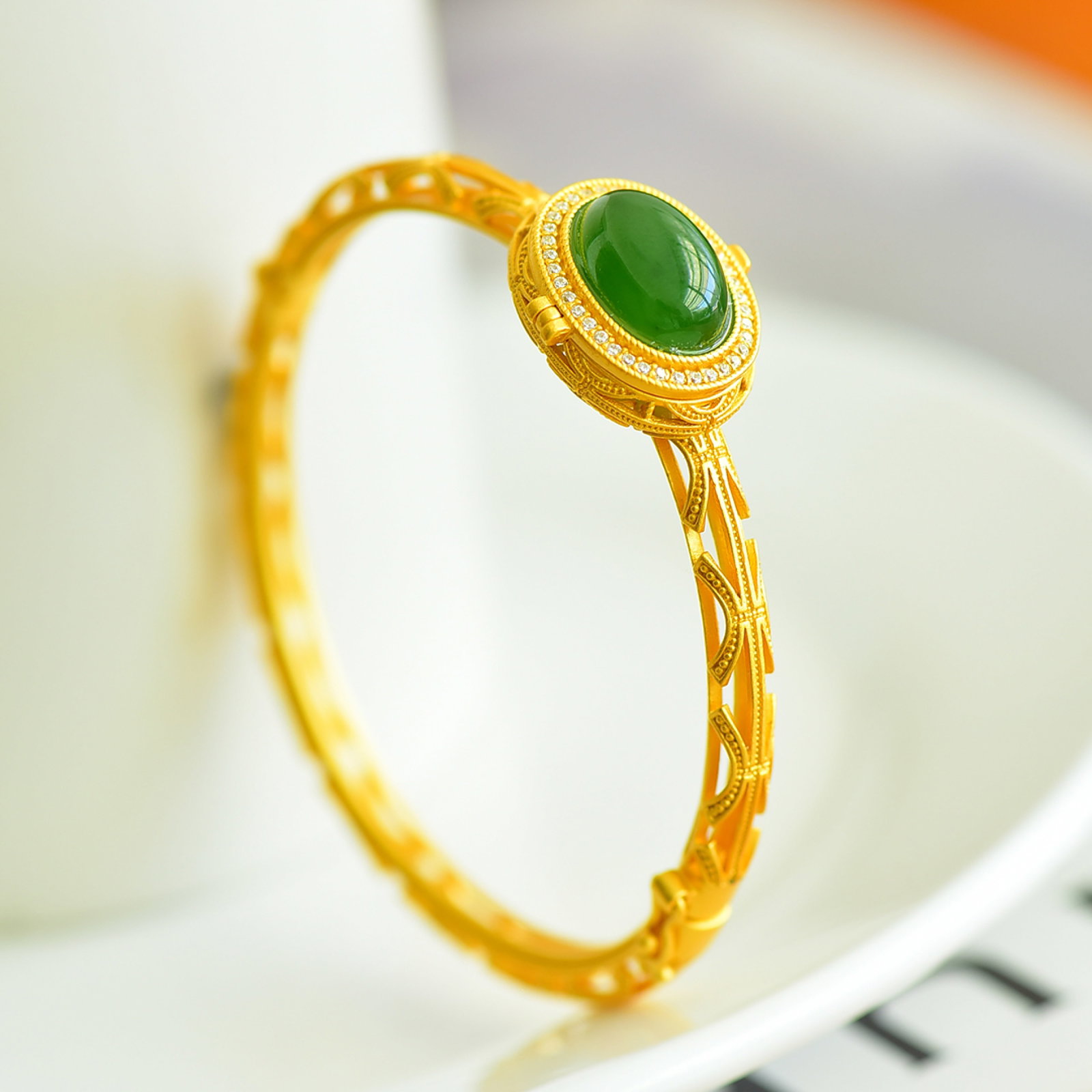 An Exquisite Sterling Silver-Gold Plated Inlaid Jasper Bracelet,Inlaid Diamond: An Exquisite Sterling Silver-Gold Plated Inlaid Jasper Bracelet,Inlaid Diamond,Size:0.4inx0.6in 纯银镀金镶碧玉手镯,嵌钻石