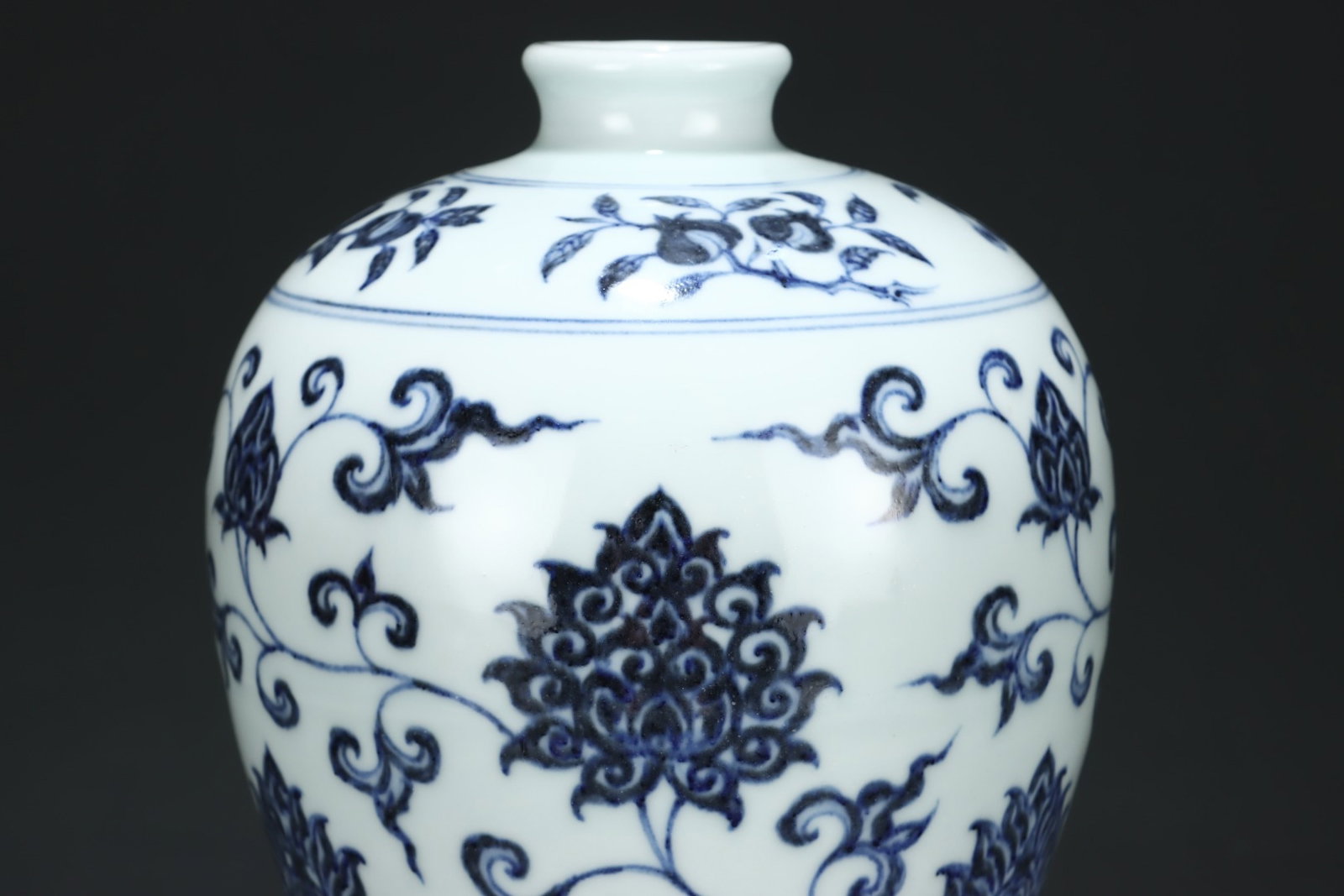 An Exquisite Blue and White Lotus Pattern Melon and Fruit Pattern Pattern Vase - 5