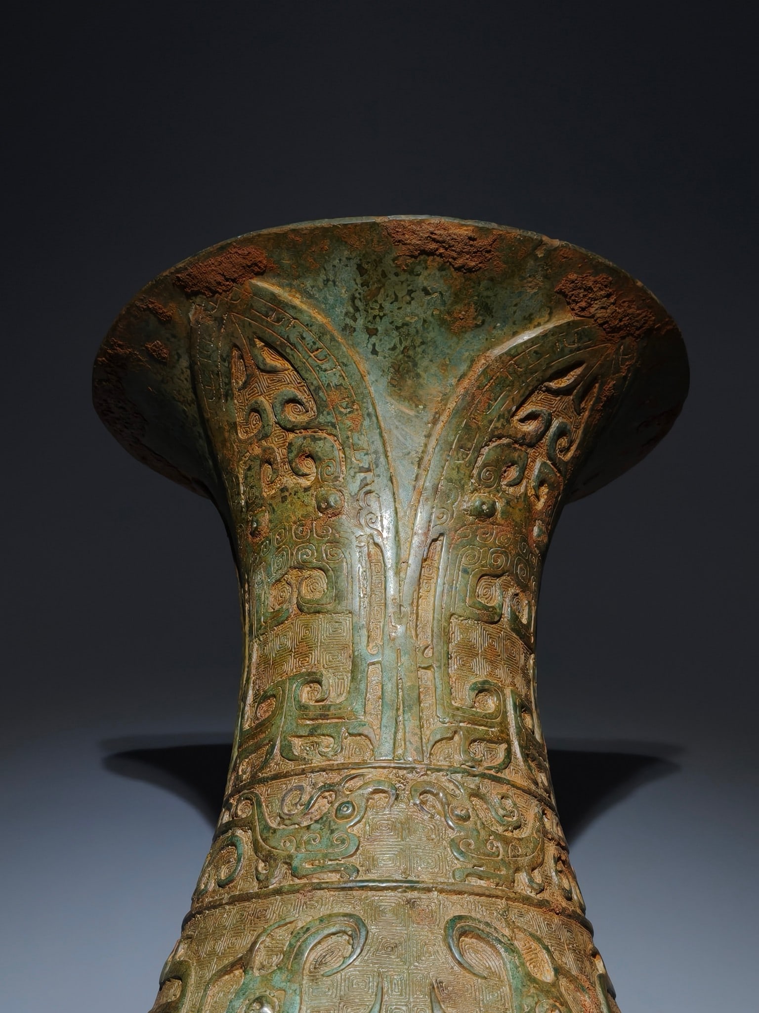 An Archaic Bronze Phoenix Pattern Vase - 3