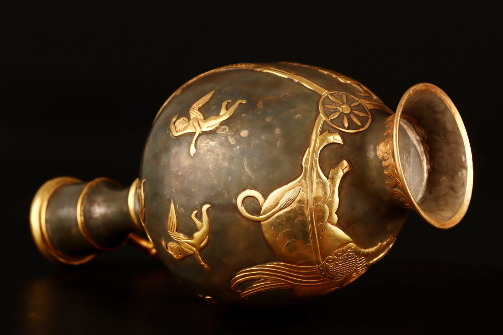An Exquisite Gilt Figure Pattern Pot - 6