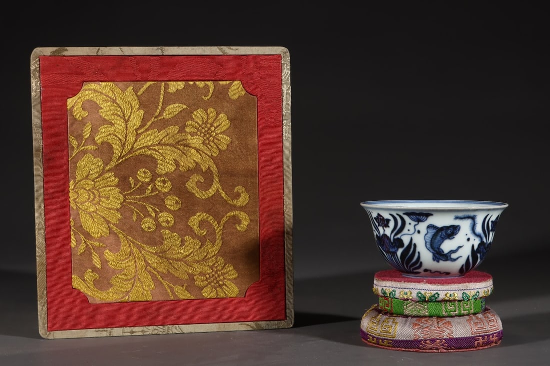 An ExquisiteBlue And White Cup With Fish And Waterweed: An ExquisiteBlue And White Cup With Fish And Waterweed,Ming Dynasty, China,Size:1.9inx3.5in 青花鱼藻纹杯,中国明代