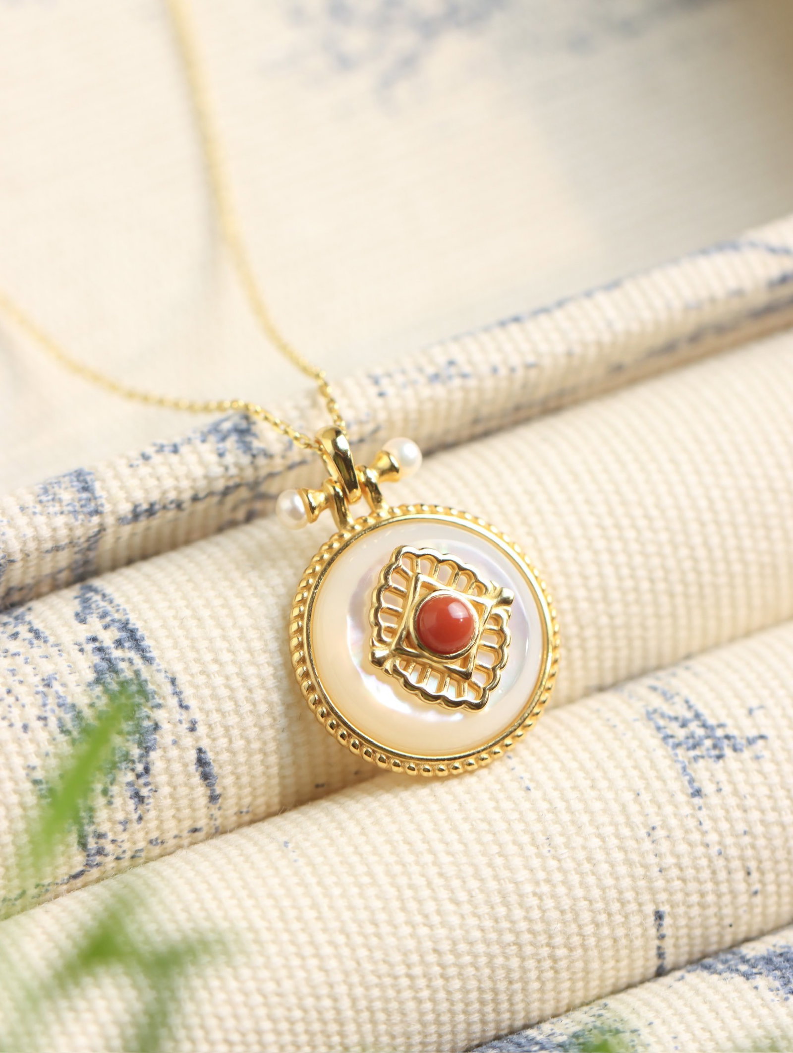 An Exquisite Sterling Silver-Gold Plated Inlaid Shell Pendant,Inlaid Agate and Pearls: An Exquisite Sterling Silver-Gold Plated Inlaid Shell Pendant,Inlaid Agate and Pearls 纯银镀金镶贝壳吊坠,嵌玛瑙和珍&