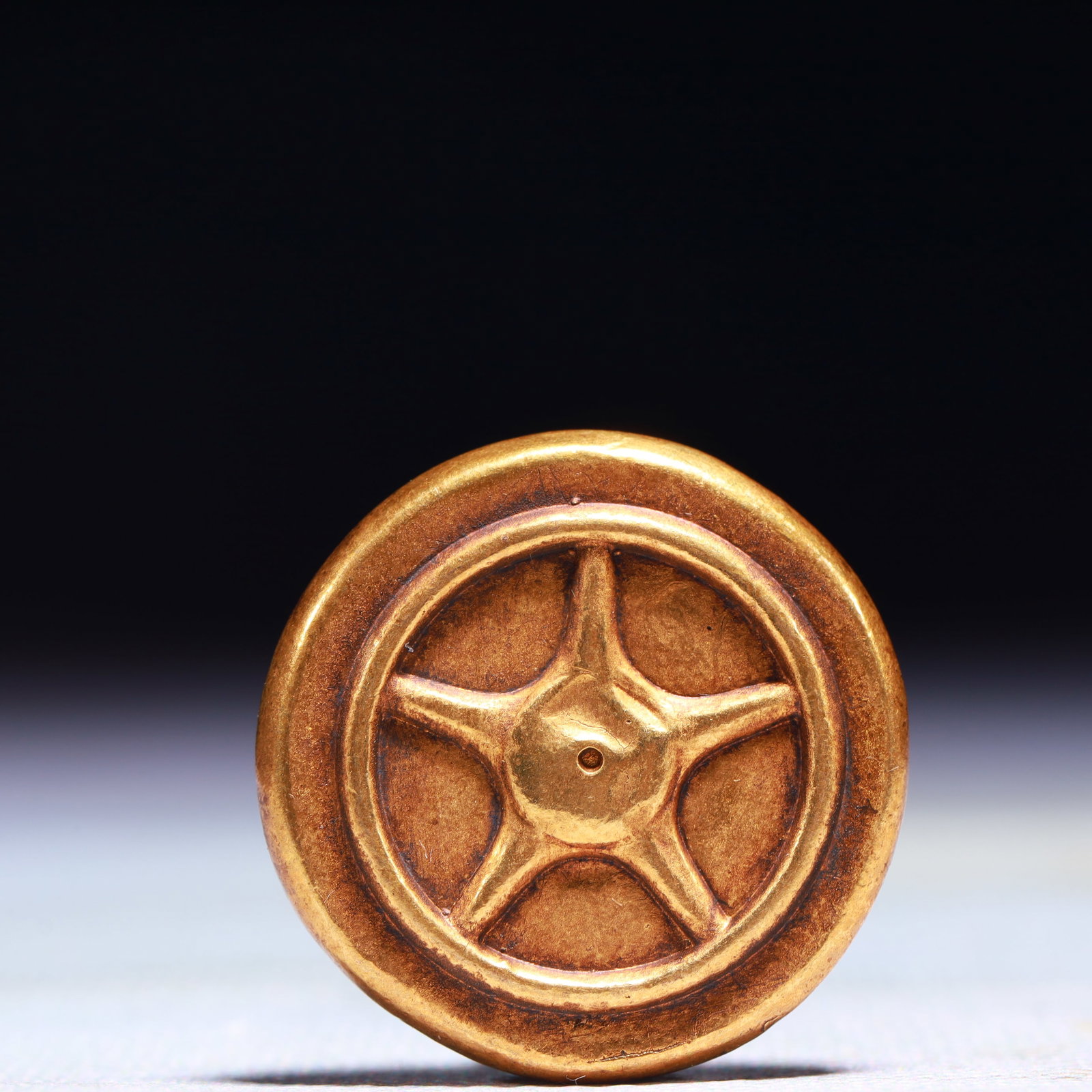 An Exquisite Gilt Bronze Cash Coin: An Exquisite Gilt Bronze Cash Coin,Shang Dynasty,China,Size:1.2in,Weight:30g 铜鎏金钱币,中国商代