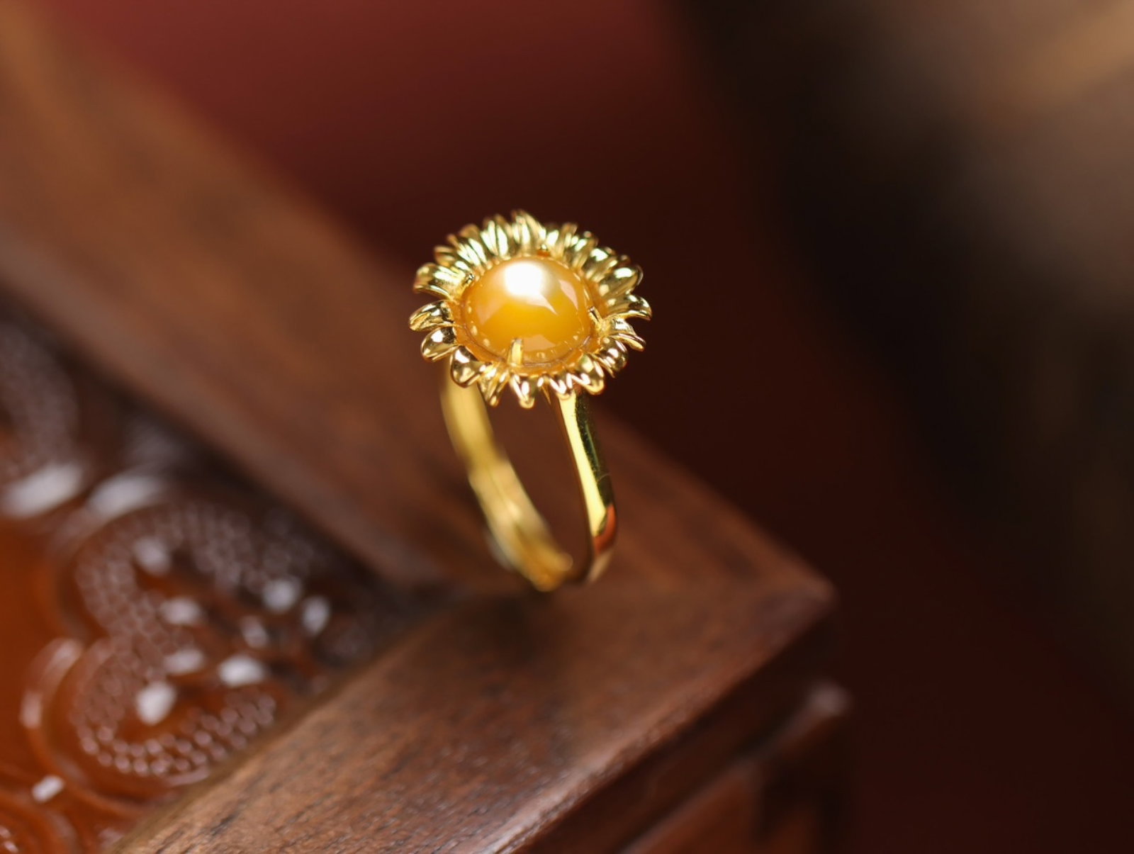 An Exquisite Sterling Silver-Gold Plated Inlaid Shell Ring: An Exquisite Sterling Silver-Gold Plated Inlaid Shell Ring 纯银镀金镶贝壳戒指