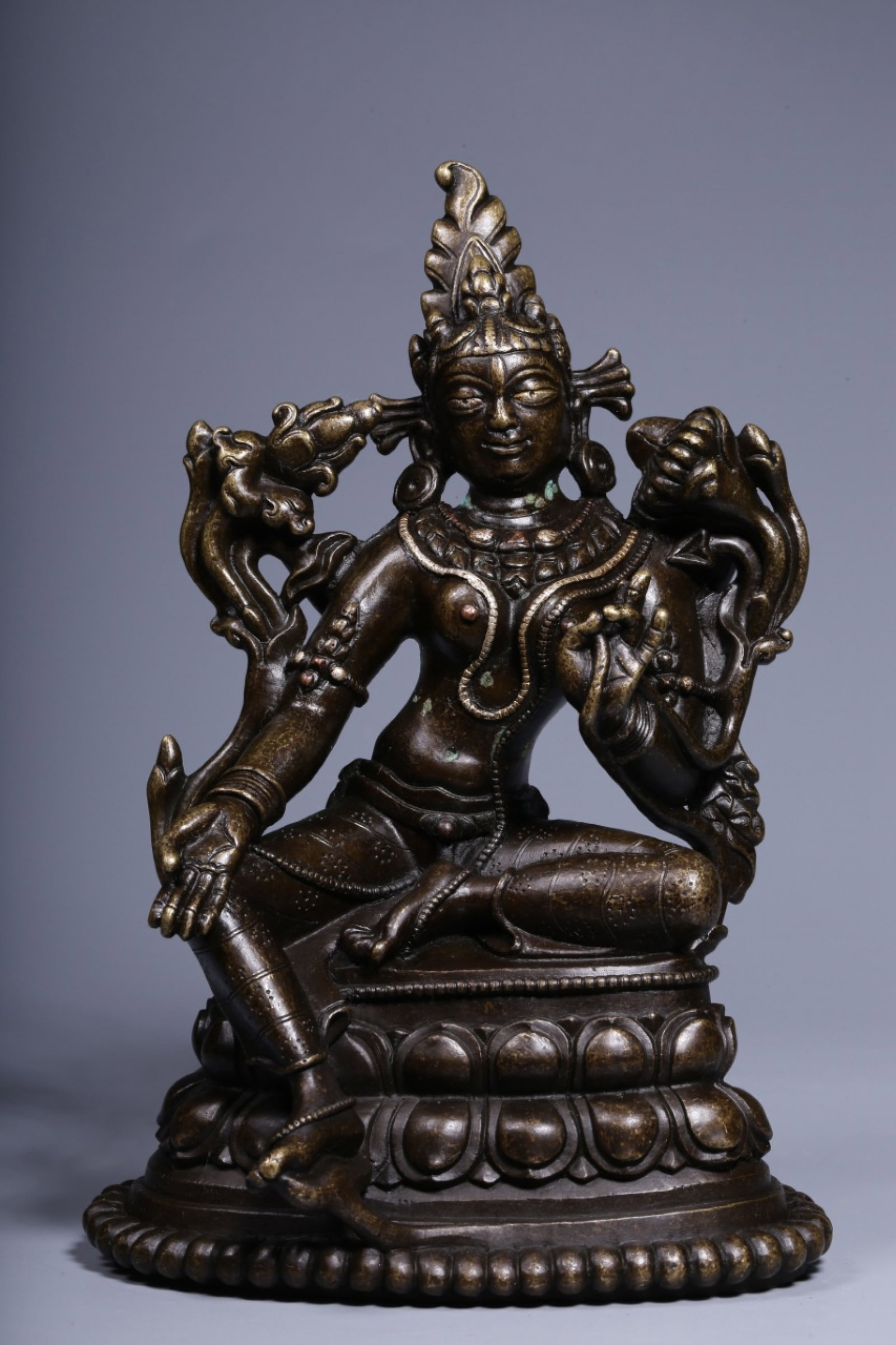 A Rare Alloy Copper Inlaid Silver Statue of Tara: A Rare Alloy Copper Inlaid Silver Statue of Tara,Qing Dynasty, China,Size:6.7inx4.5inx3.5in,Weight:1219g 合金铜错银度母像,中国清ߣ