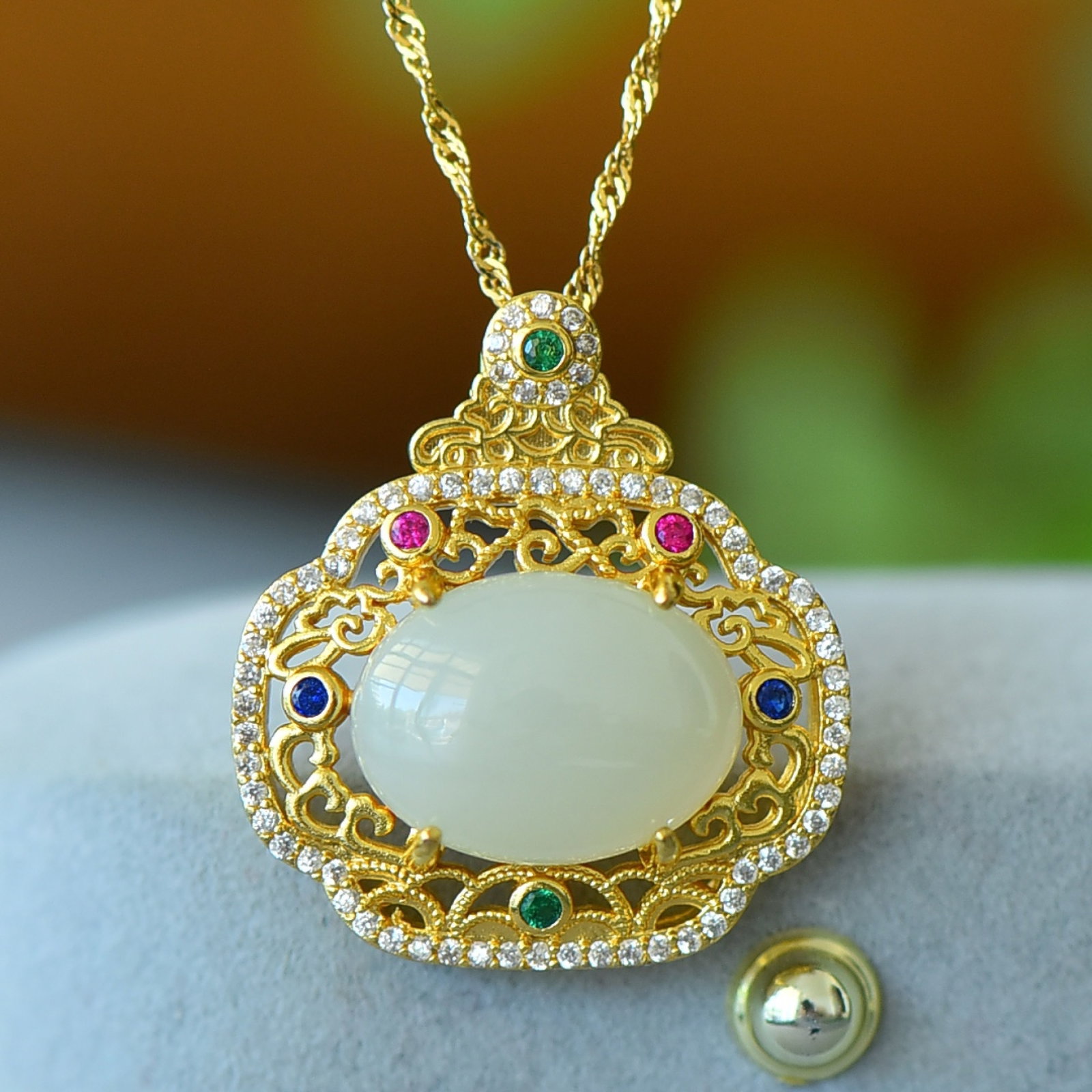 An Exquisite Bronze-Gold Plated Inlaid White Jade Necklace: An Exquisite Bronze-Gold Plated Inlaid White Jade Necklace,Size:0.5inx0.6in 铜镀金镶白玉项链