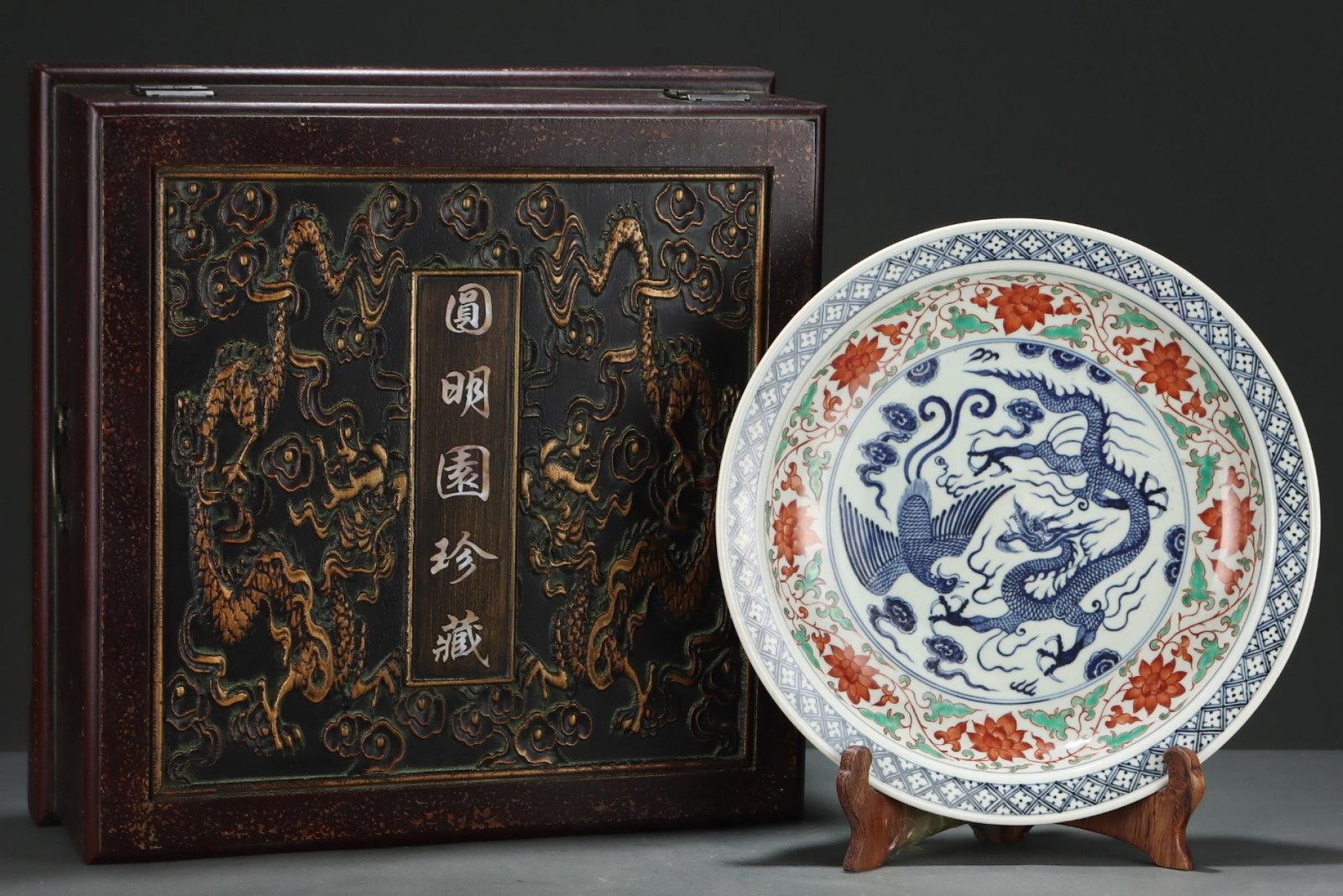 An Exquisite Blue and White Red-and-Green Glazed Dragon and Phoenix Pattern Plate: An Exquisite Blue and White Red-and-Green Glazed Dragon and Phoenix Pattern Plate,Yuan Dynasty,China,Size:2.7inx15in