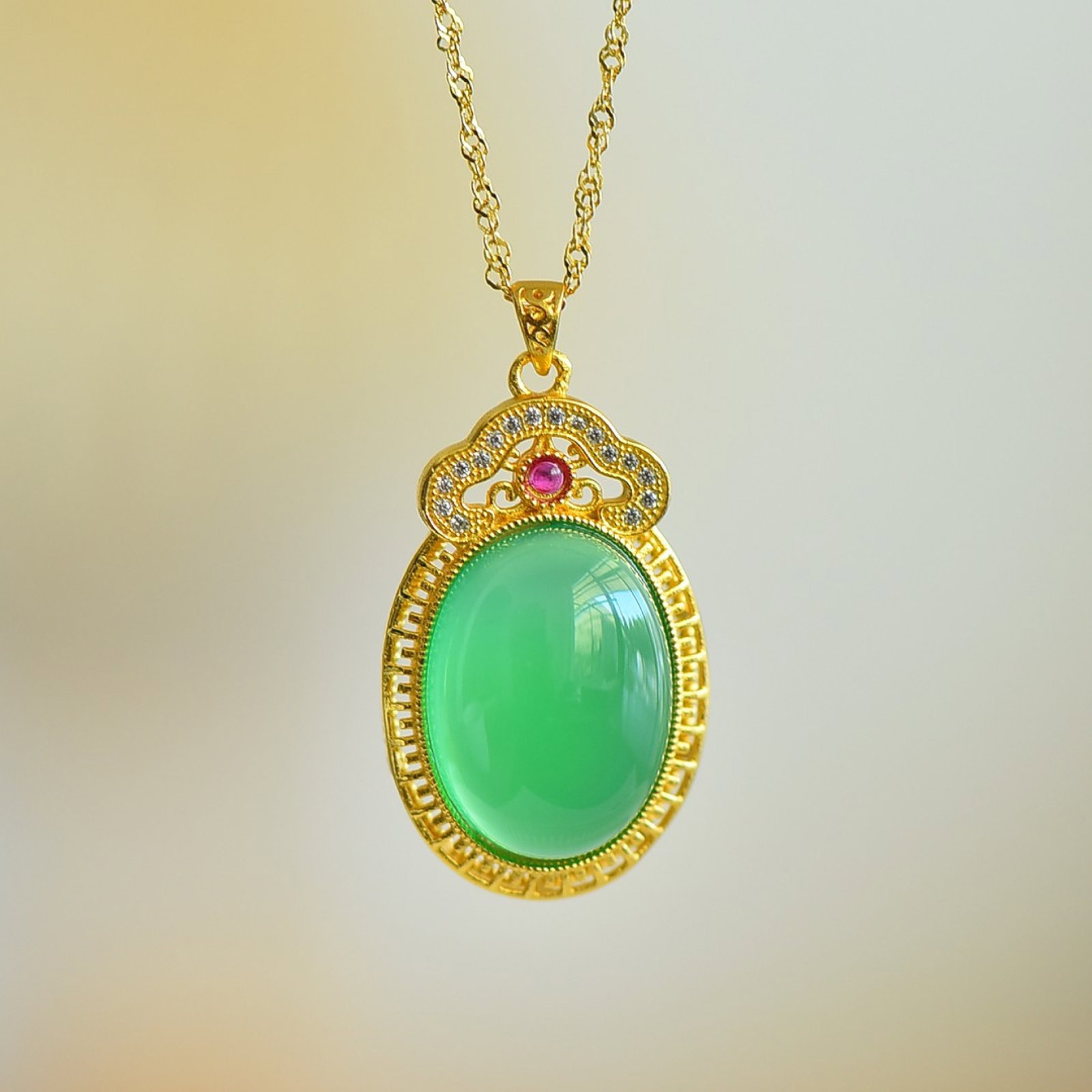 An Exquisite Sterling Silver-Gold Plated Inlaid Agate Pendant,Inlaid Diamond: An Exquisite Sterling Silver-Gold Plated Inlaid Agate Pendant,Inlaid Diamond,Size:0.5inx0.7in 寓意:好运和吉祥,象征着家庭和