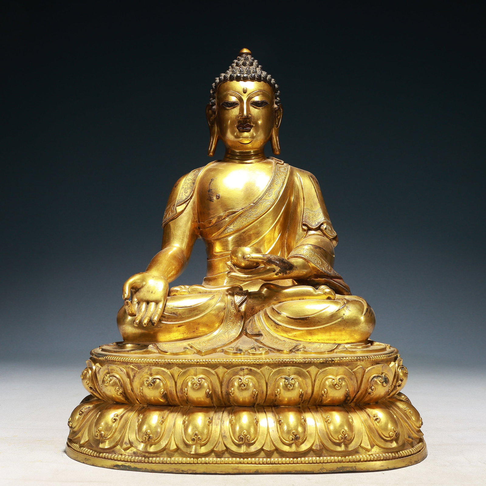 A Solemn Gilt Bronze Statue of Sakyamuni: A Solemn Gilt Bronze Statue of Sakyamuni,Qing Dynasty,China,Size:12.6inx7.9inx16.1in,Weight:10200g 铜鎏金释迦摩尼像,中国清代