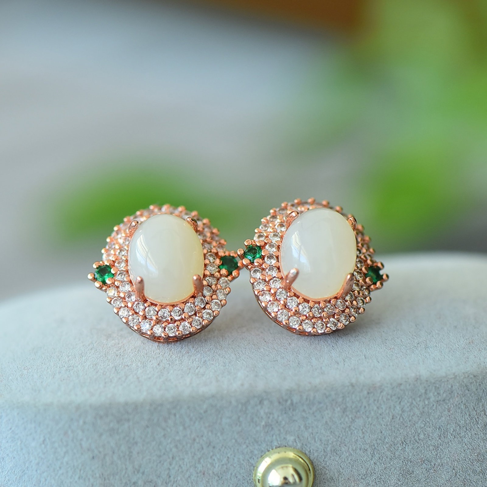 A Pair of Exquisite Bronze Inlaid White Jade Earrings: A Pair of Exquisite Bronze Inlaid White Jade Earrings,Size:0.3inx0.4in 一对铜镶白玉耳钉
