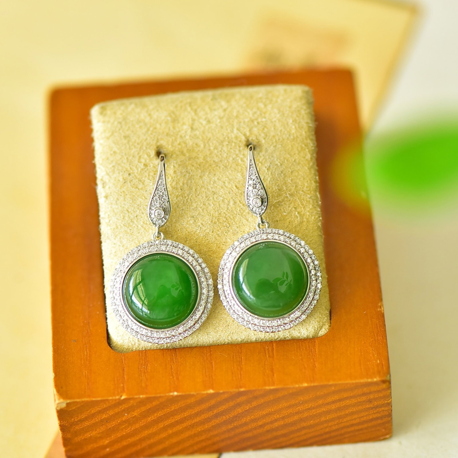 A Pair of Exquisite Sterling Silver Inlaid Jasper Earrings,Inlaid Diamond: A Pair of Exquisite Sterling Silver Inlaid Jasper Earrings,Inlaid Diamond,Size:0.7inx1.2in 一对纯银镶碧玉耳环,嵌钻石