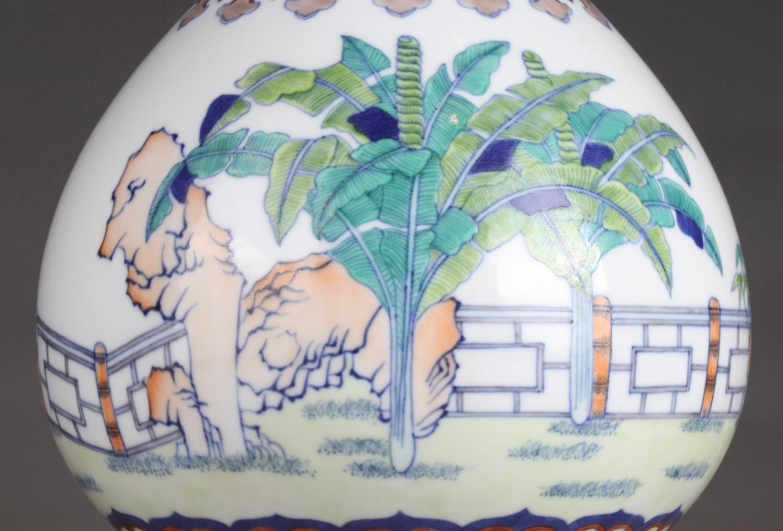 An Exquisite Doucai Landscape Pattern Vase - 3